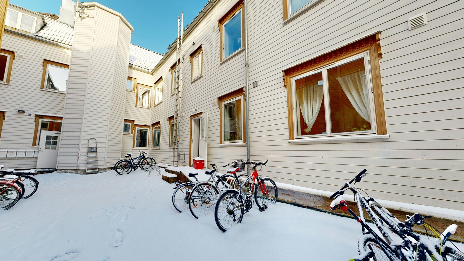 Inngang i skjermet og rolig bakgård Galleribilde