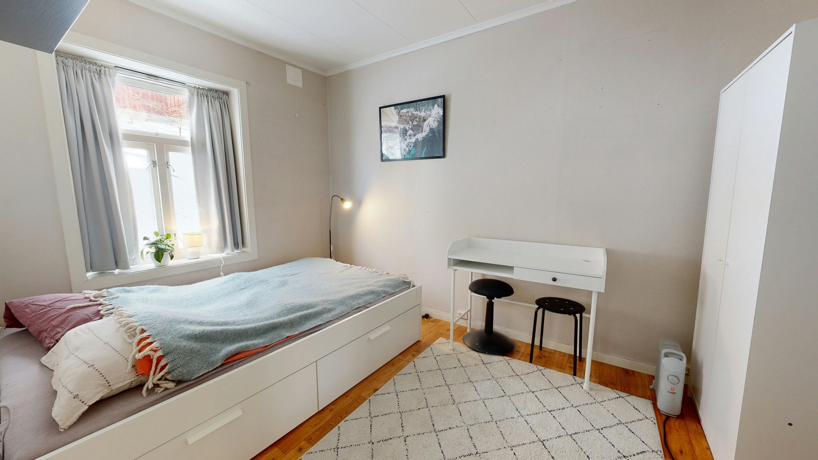 Soverom 1. God plass til dobbeltseng, kontorplass og garderobe Galleribilde