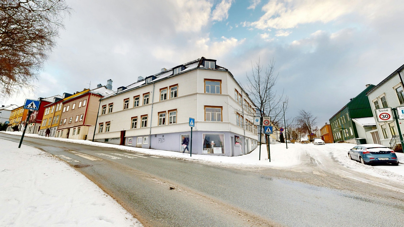 Fasade. Leiligheten ligger bak vindu 1 og 2 til venstre Galleribilde