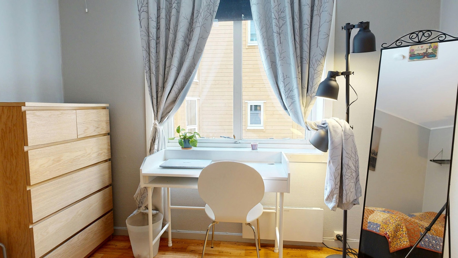 Soverom 2. God plass til kontorplass og garderobe Galleribilde