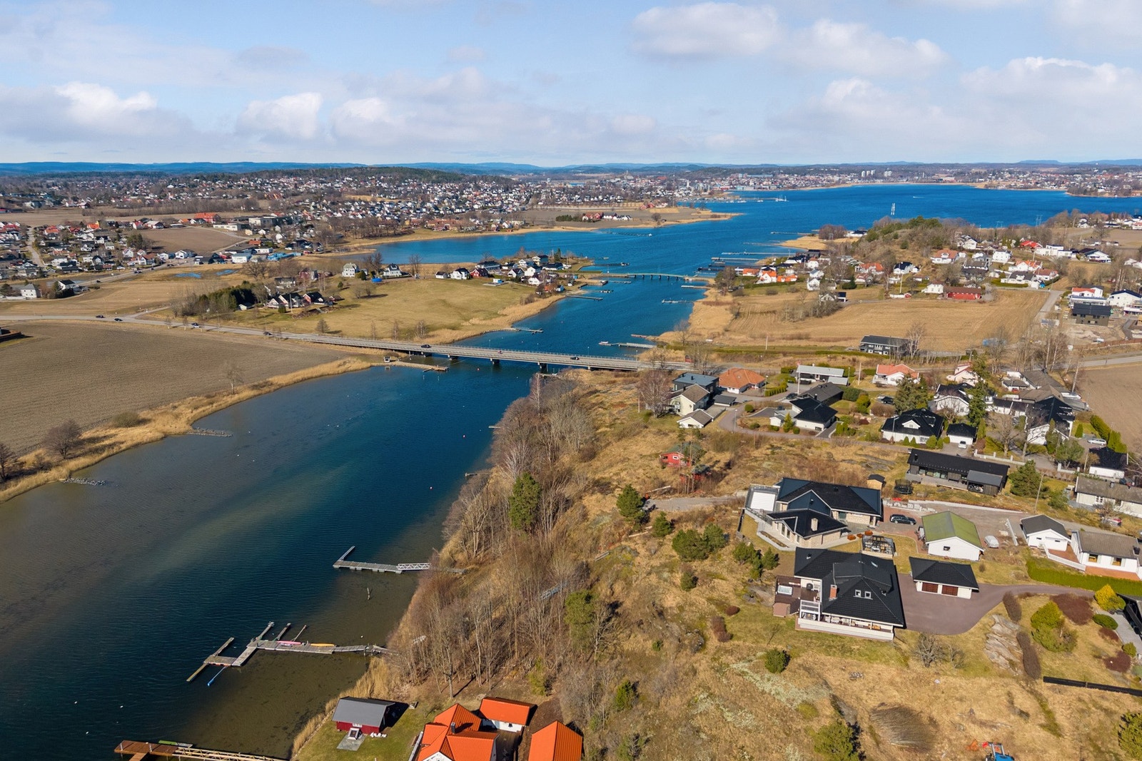 Eiendommen ligger i et veletablert, attraktivt og familievennlig boligområde på Føynland. Galleribilde
