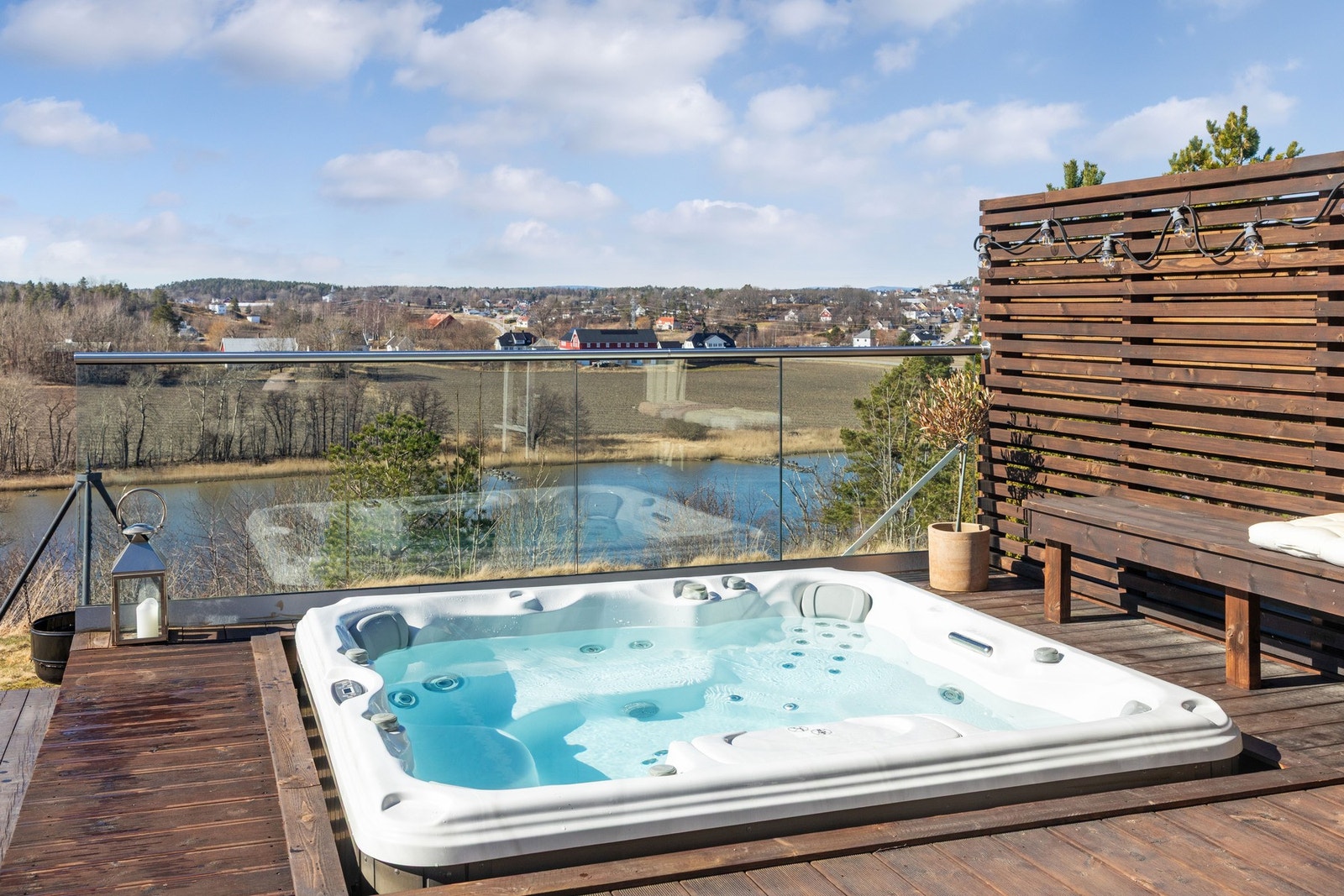 Det er etablert spa-bad på terrassen, hvor terrassearealet er utvidet i tilknytning til dette. Galleribilde