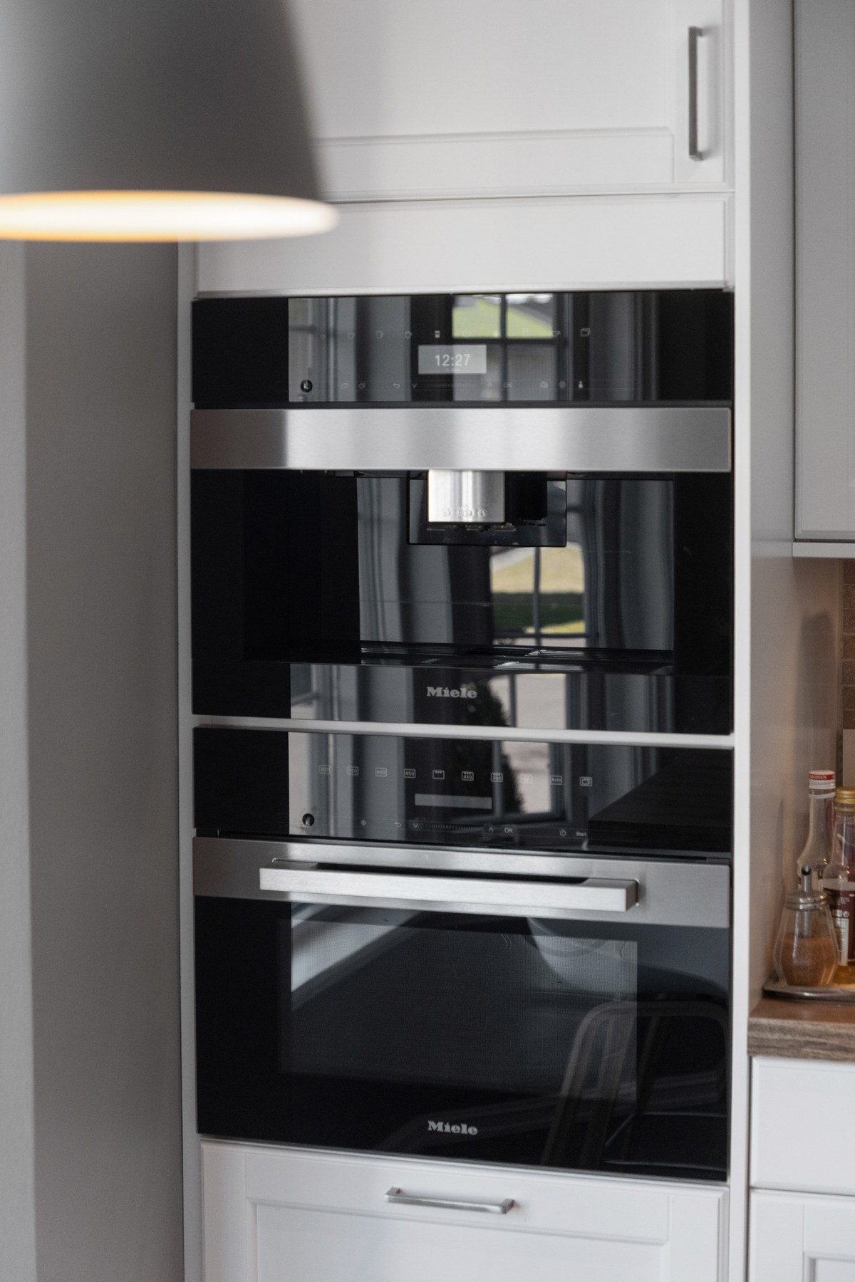 Alle hvitevarer er integrerte og består av platetopp, to stekeovner, kaffemaskin, mikrobølgeovn, oppvaskmaskin, kjøleskap og kombinert kjøl/frys. Hvitevarene er fra Miele. Galleribilde