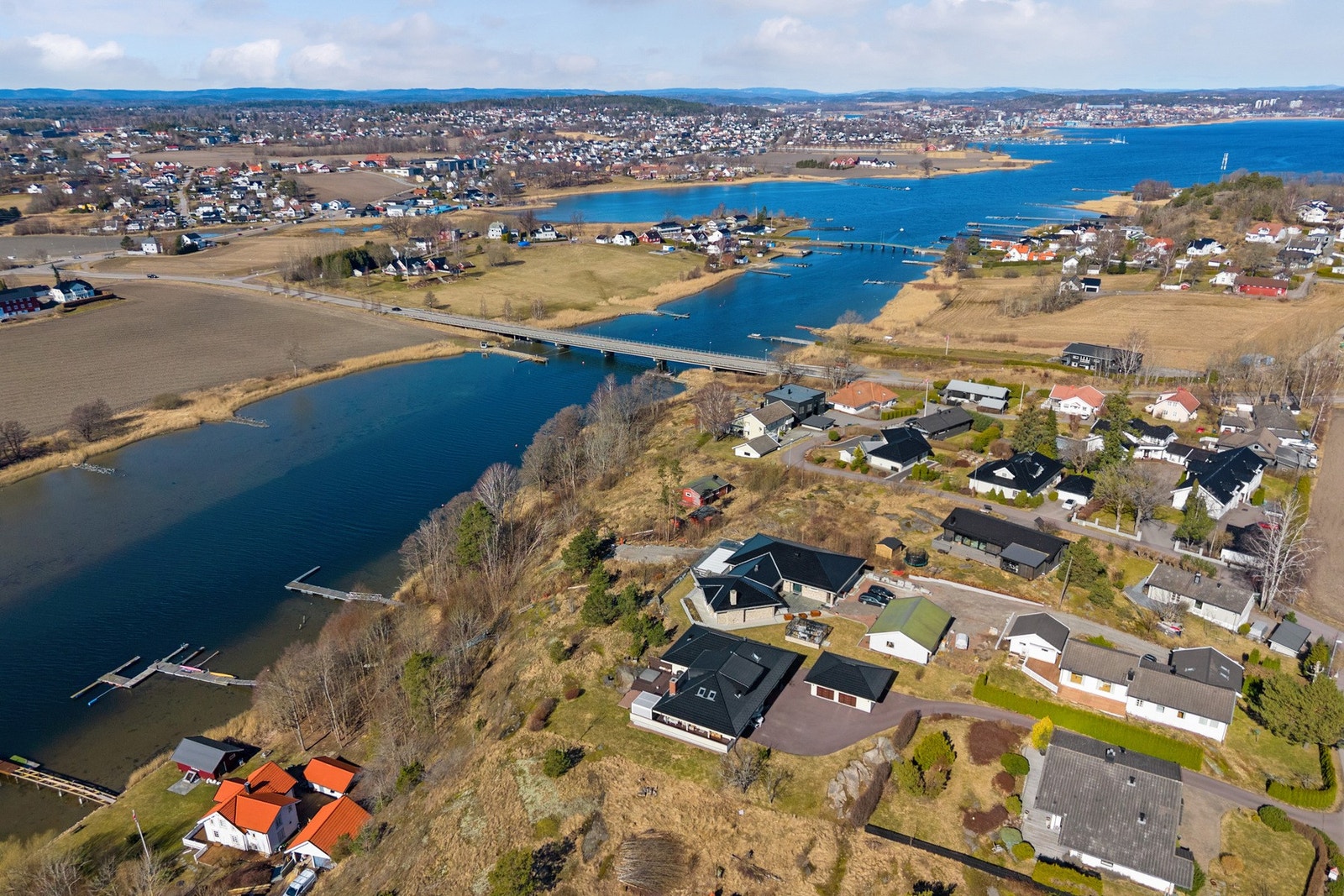 Området er svært populært, med nærhet til skoler, barnehager, offentlig kommunikasjon, samt et bredt utvalg av fasiliteter og servicetilbud. Det er cirka 5 kilometer til Tønsberg, med sykkelsti hele veien. Galleribilde