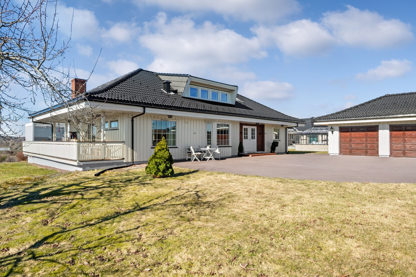 Eiendommen har en frittstående dobbelgarasje med sidedør, bod og et samlet areal på ca. 45 kvm. Galleribilde
