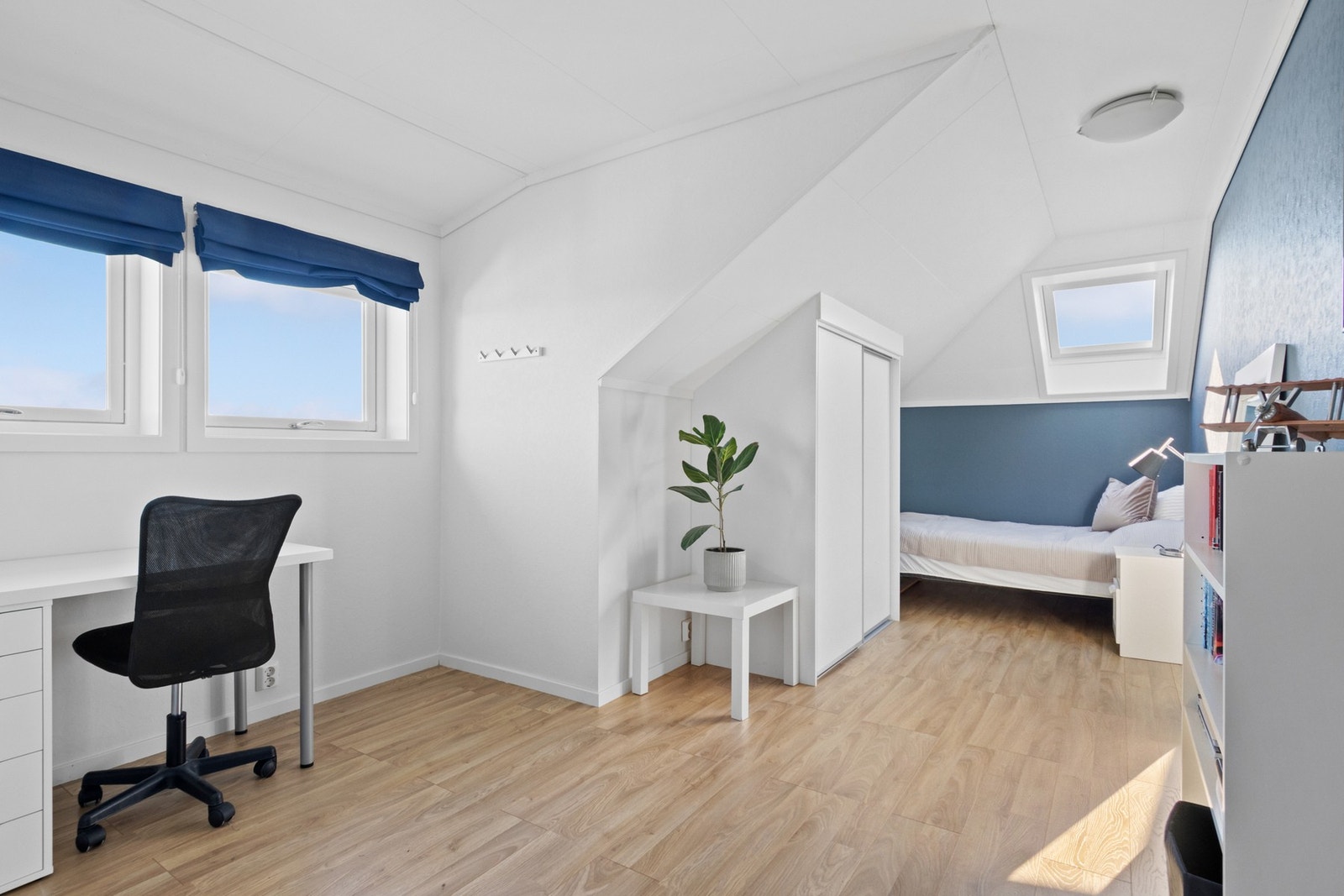 Med unntak av ett soverom i 1. etasje er det gulvvarme i alle rommene. Galleribilde