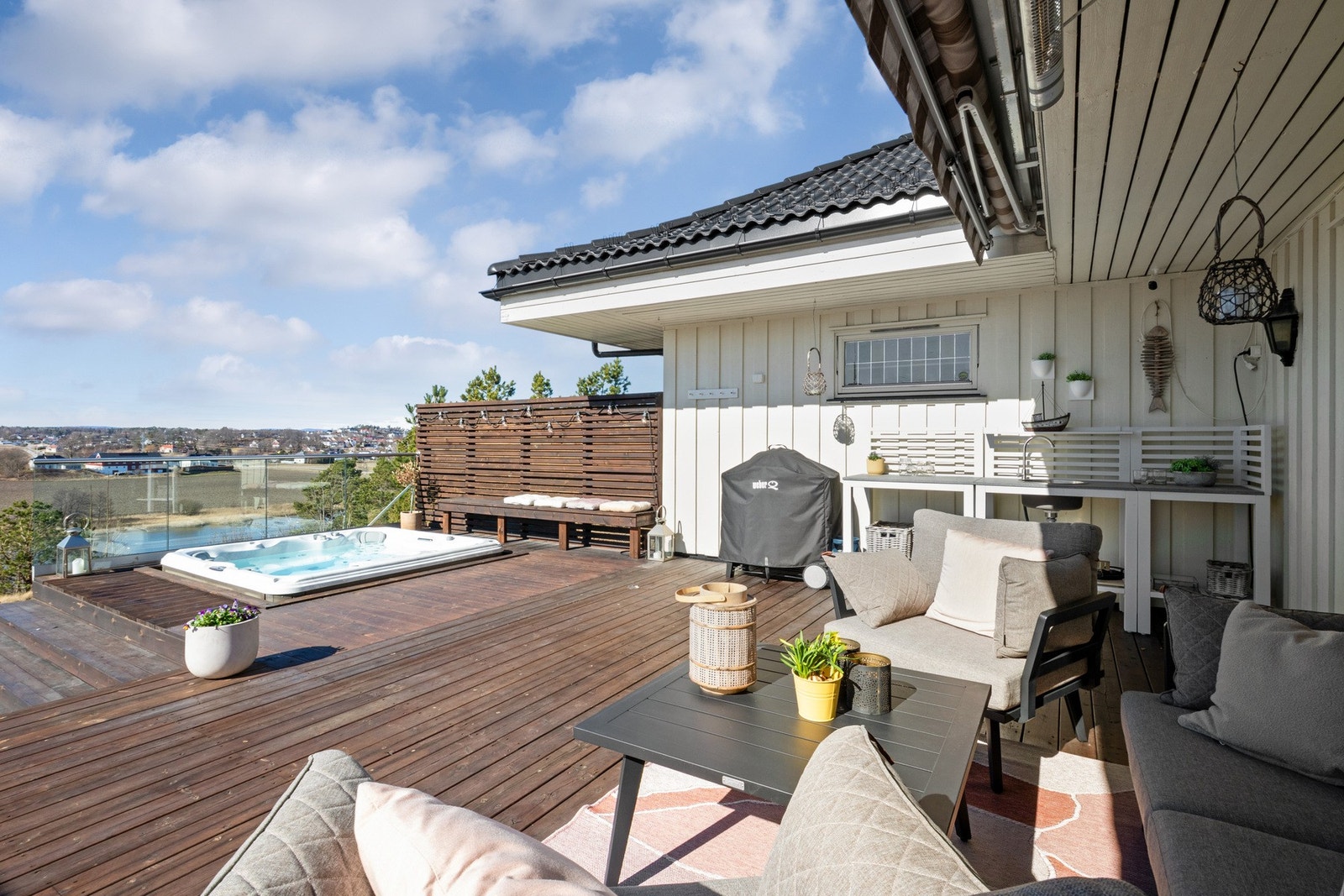 Romslig hjørneterrasse på ca. 88 kvm, delvis overbygget og med trapper ned til hagen. Galleribilde