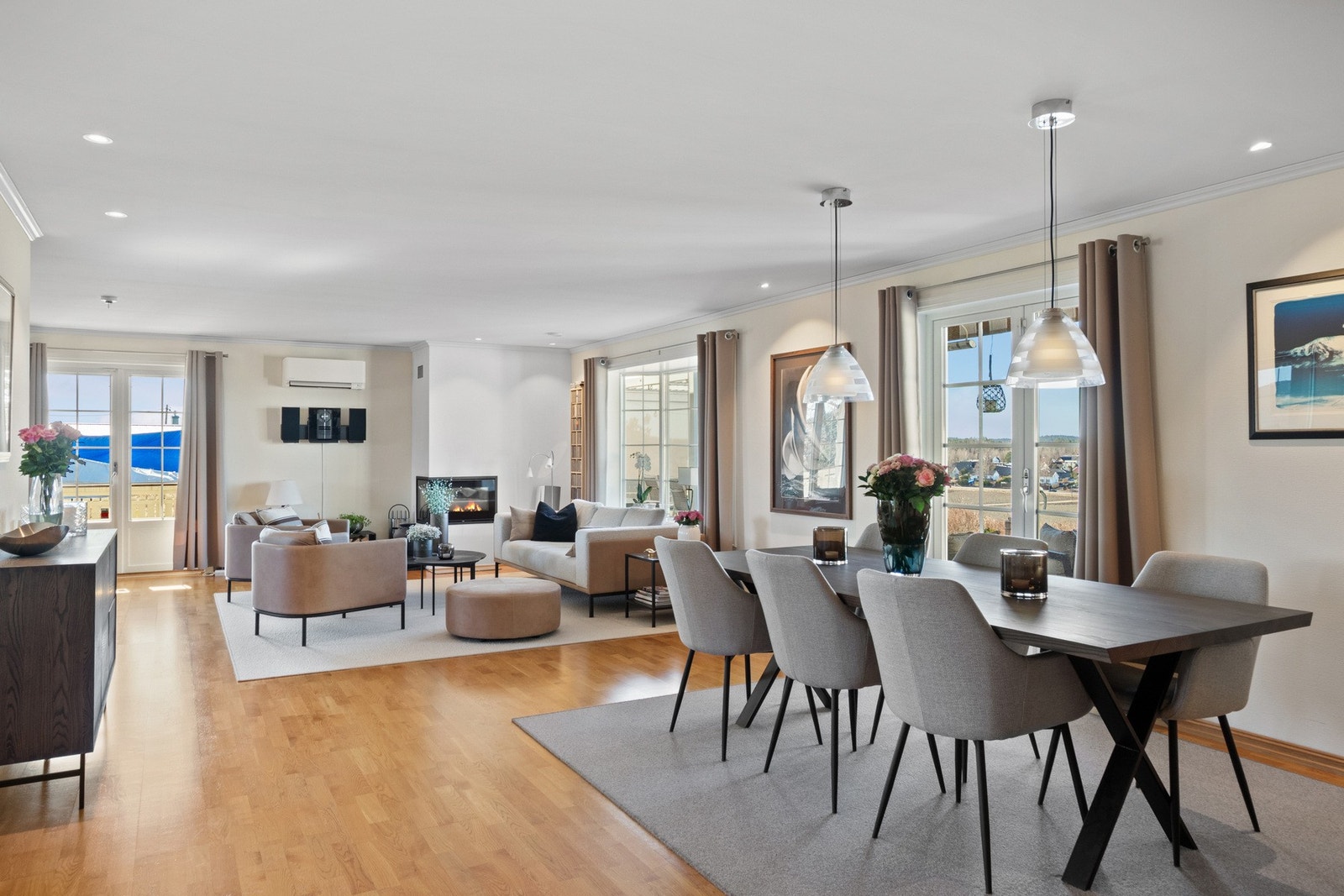 Stuen er pusset opp i 2023 med ny tapet, nye takplater og downlights, og fremstår som moderne og innbydende. Galleribilde