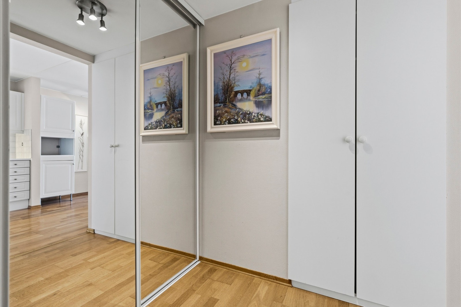 Rommet har en praktisk utforming som gir mulighet for å organisere eiendeler effektivt Galleribilde
