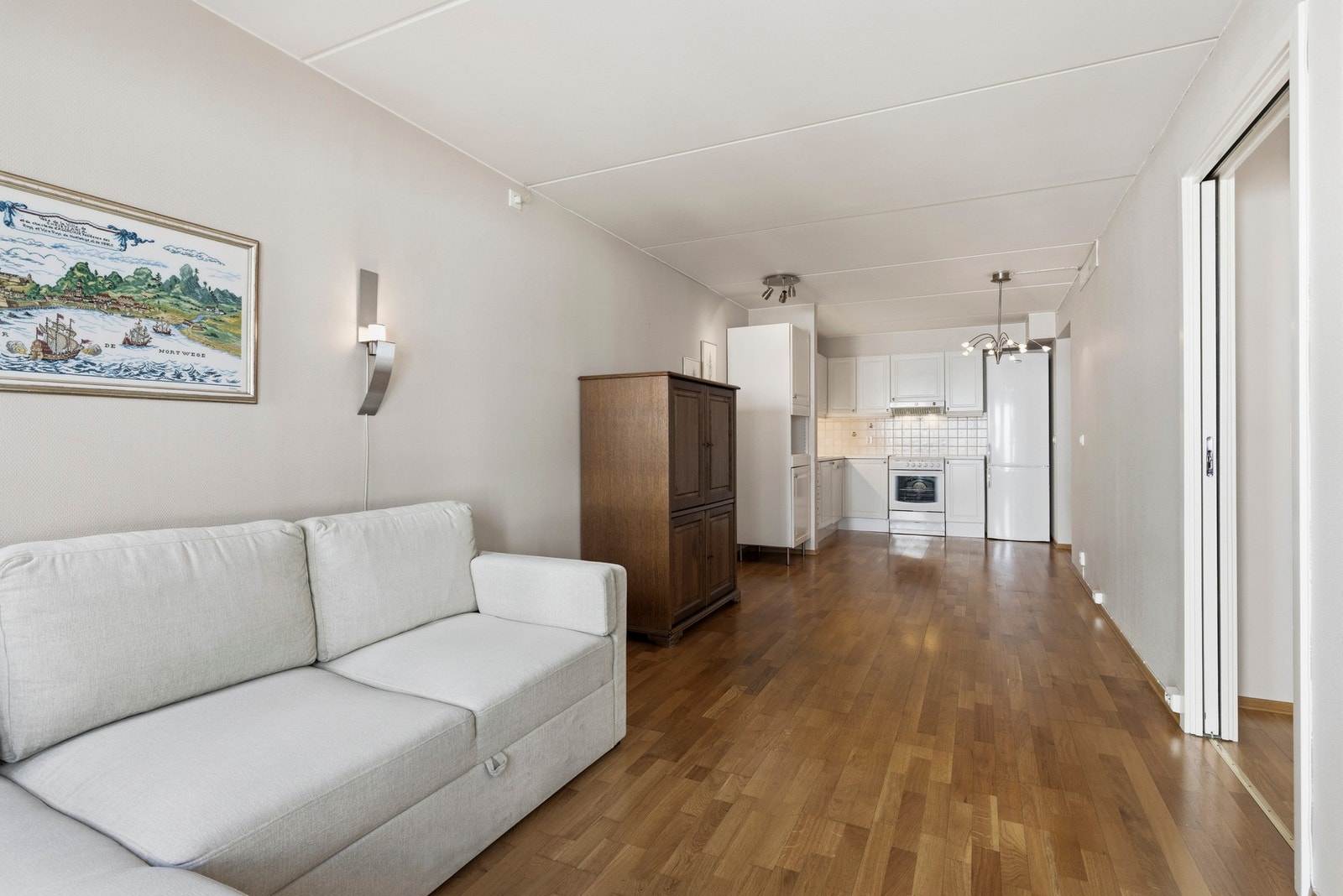 Det er plass til både sofagruppe og spisebord Galleribilde