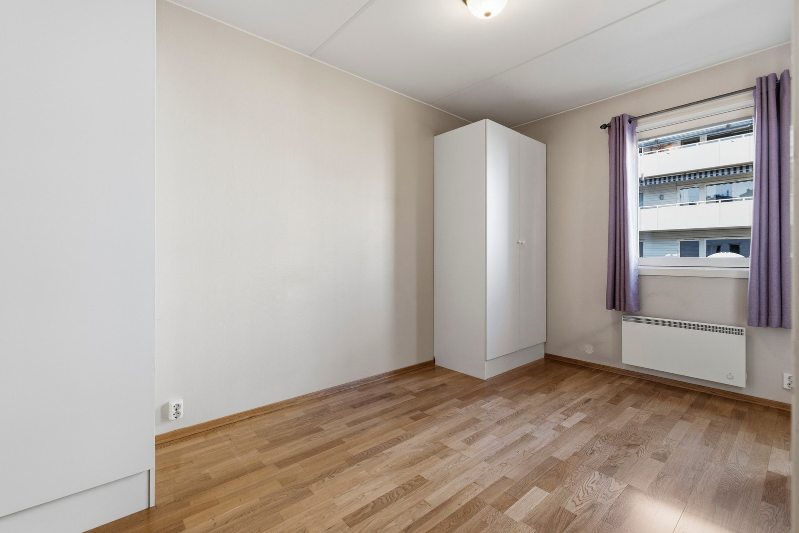 Det er naturlig lysinnslipp fra vindu, som bidrar til å skape et lyst og luftig miljø Galleribilde