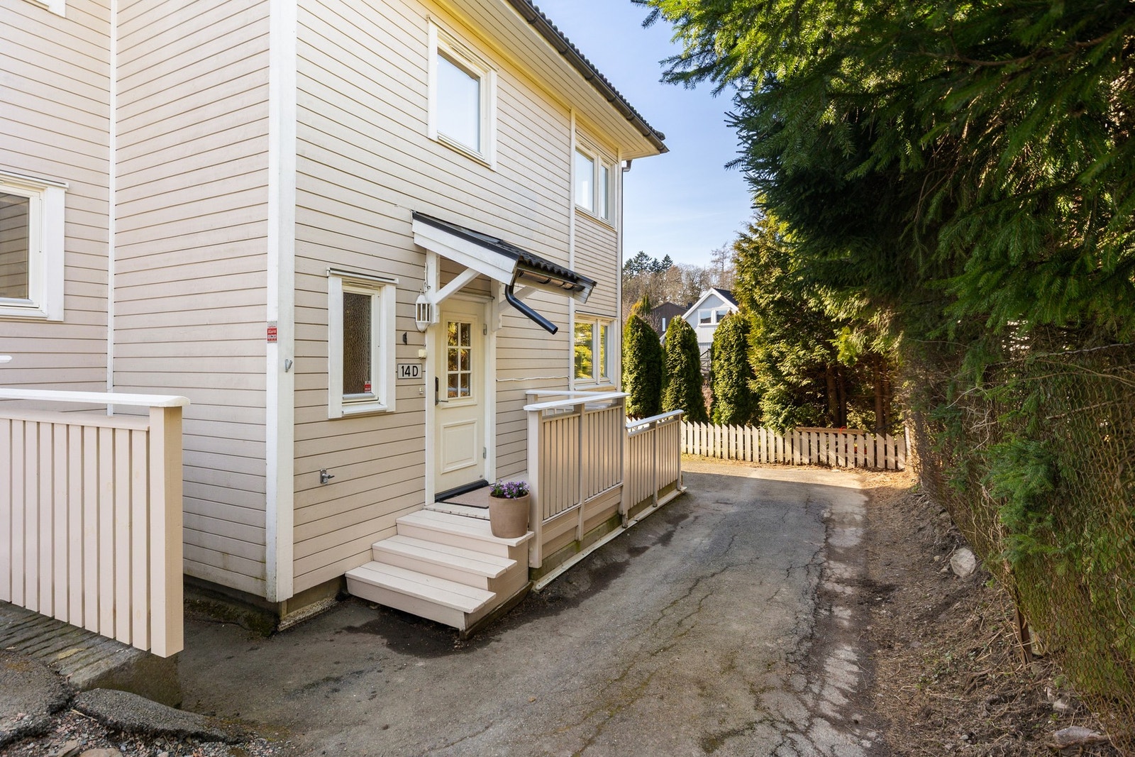 To biloppstillingsplasser medfølger, én foran huset og én i enden av rekken Galleribilde