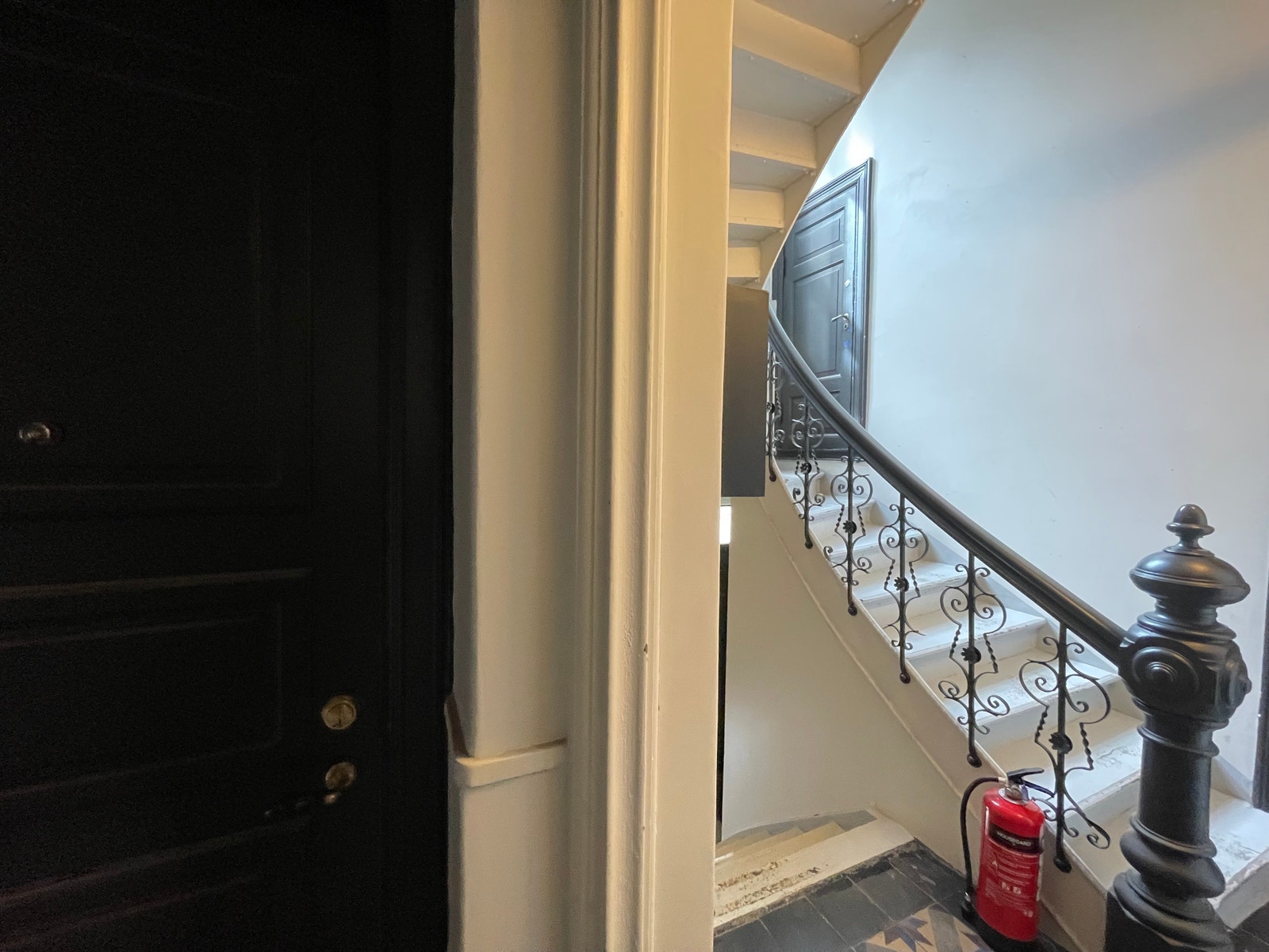 Rett ved, opp trappen er WC Galleribilde