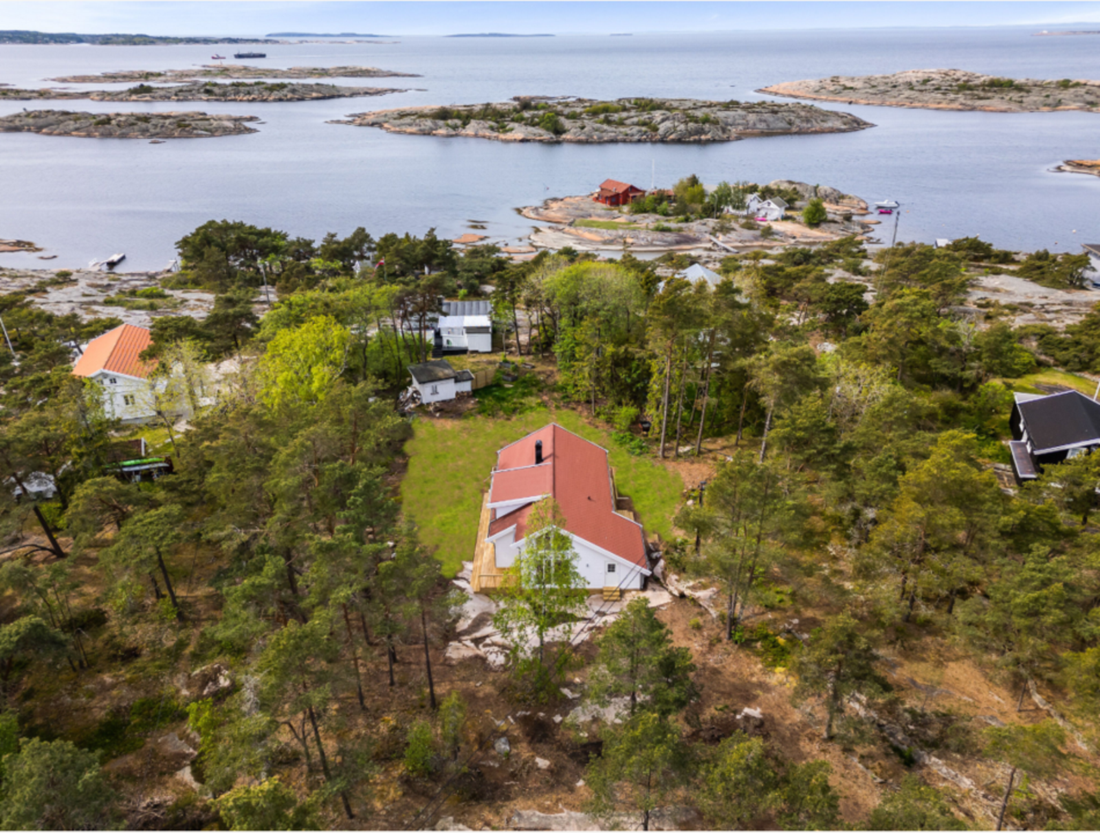Fint plassert kun ca. 100 m fra sjøen med båt og bademuligheter. Galleribilde