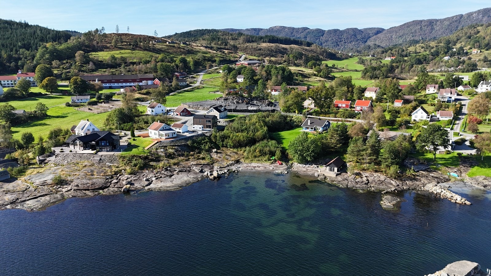 Hinderåvåg byr også på nærhet til sjøen og flotte turområder, med populære turmål som Himakånå, Skrubburdnuten, Dalvanuten, Rossafjellet og Stølanuten. Galleribilde