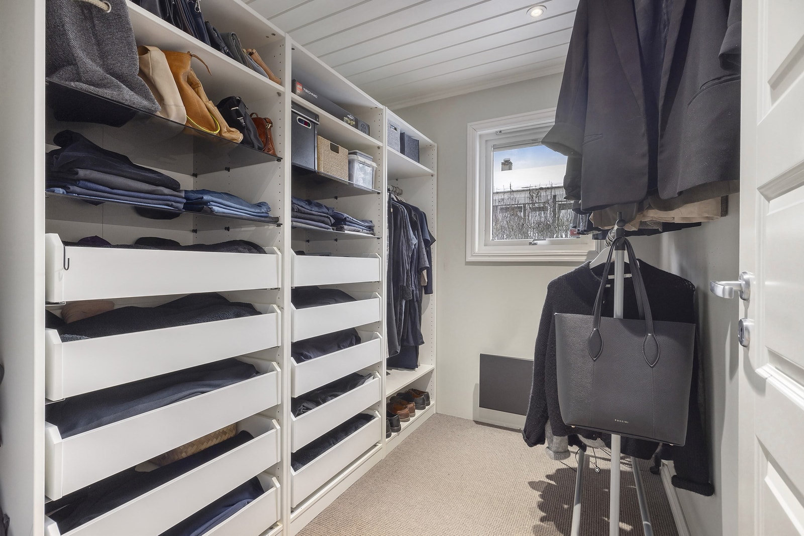 Rom omgjort til walk in-closet (rommet er opprinnelig byggemeldt som bod) Galleribilde