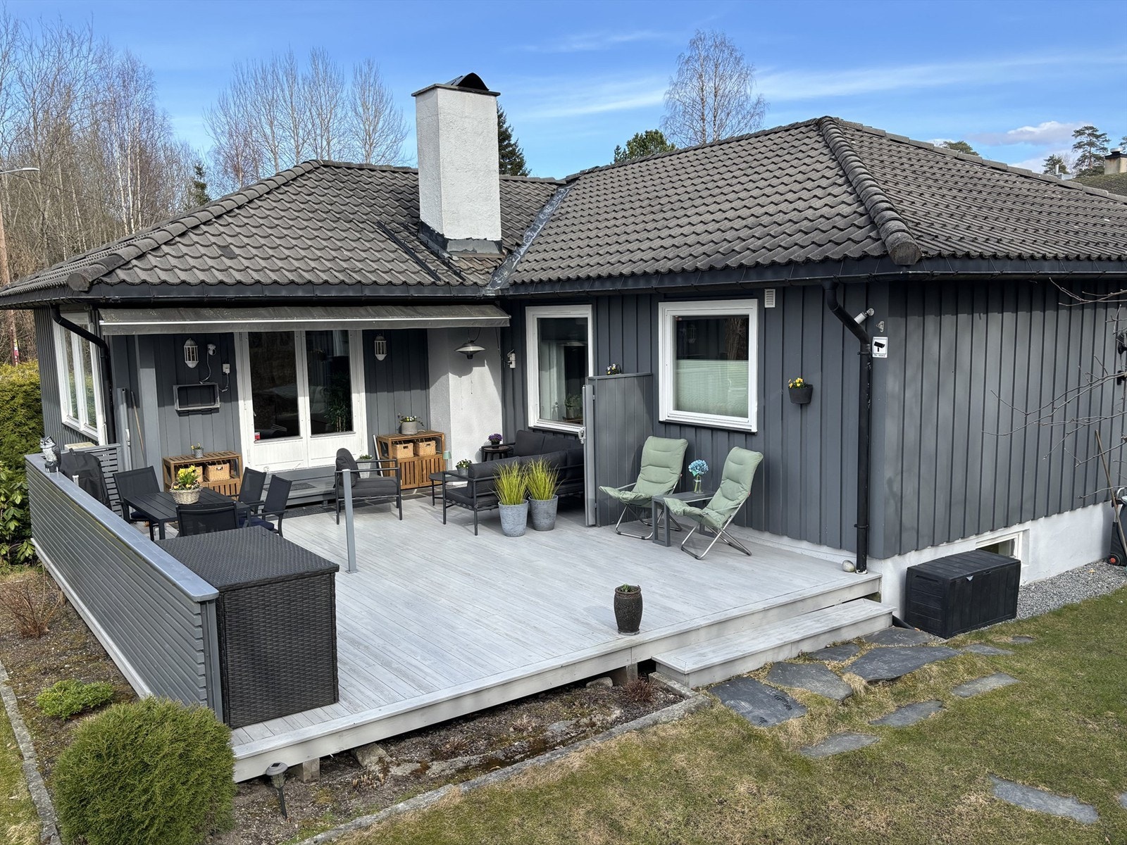 Fra stuen er det utgang til terrasse på ca. 42 kvm. - Privat bilde Galleribilde