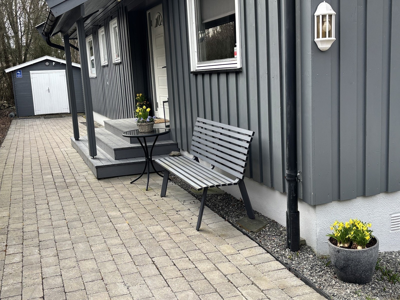 Hyggelig overbygget inngangsparti - Privat bilde Galleribilde