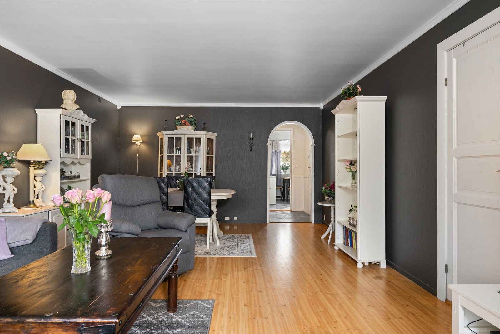 I stuen er det god plass til både sofagruppe med tilhørende møblement og spisebord. Galleribilde