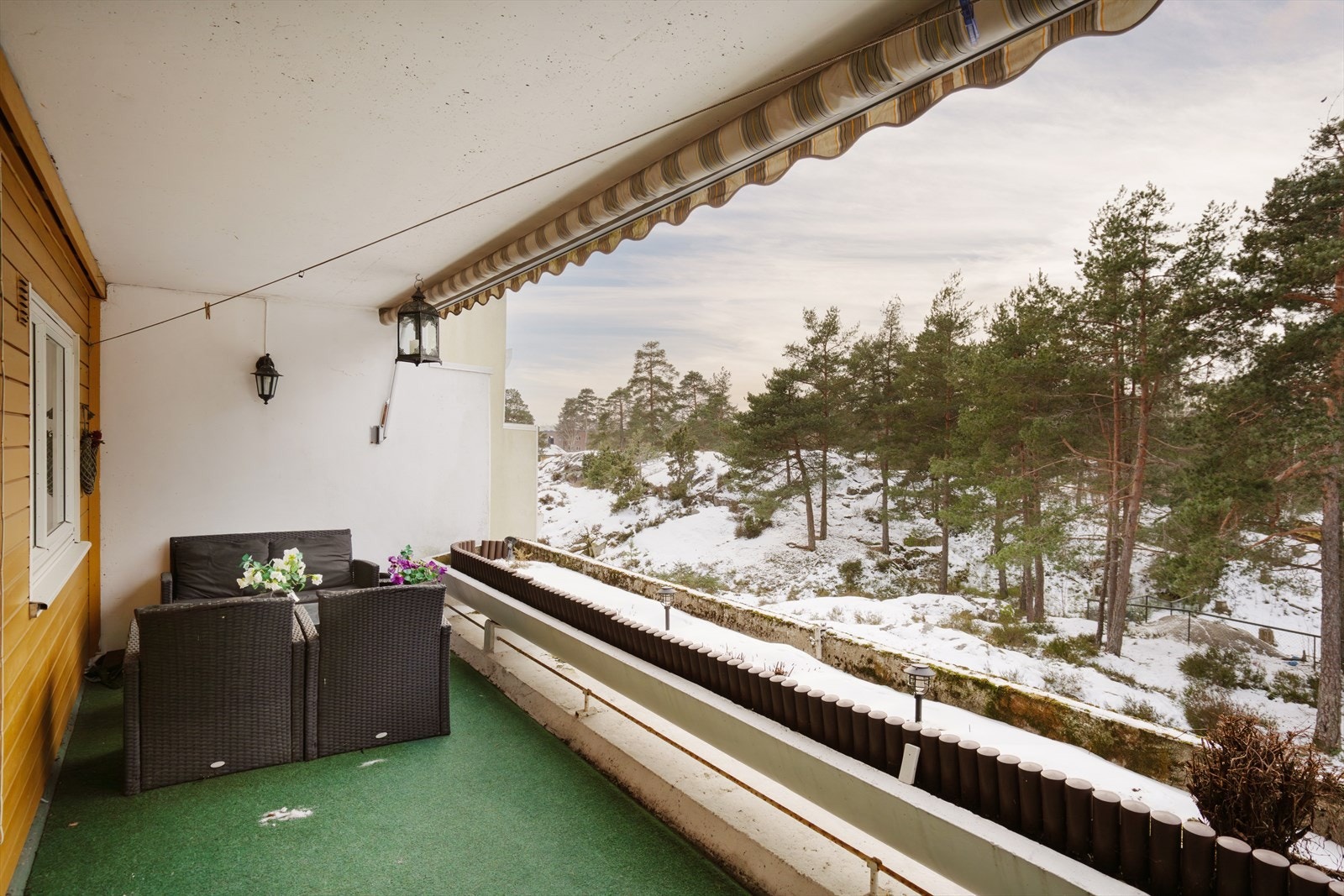 Vestvendt balkong med utsyn mot natur og gode solforhold. Galleribilde