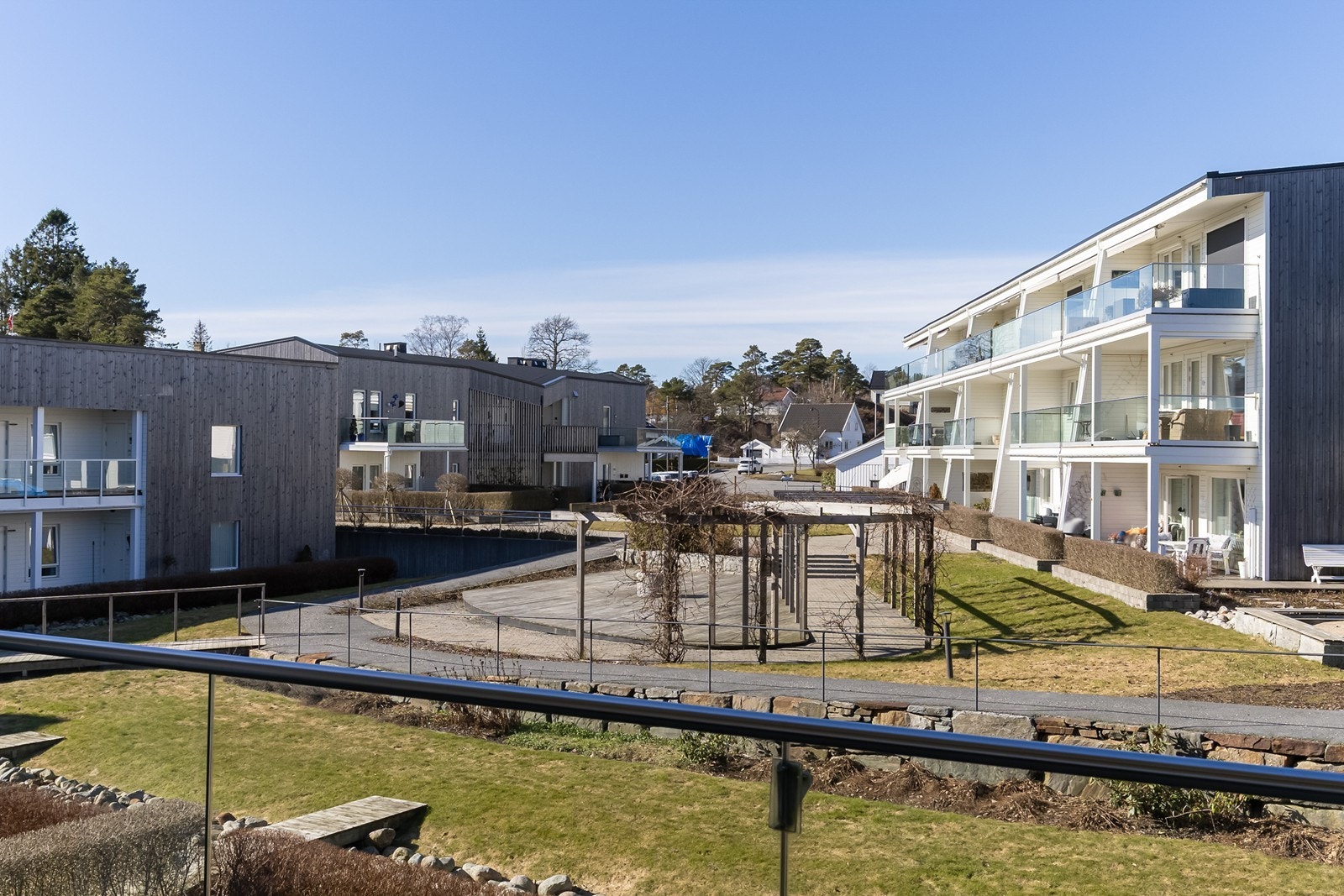 I felleshagen er det hyggelig sitteplass med pergola Galleribilde