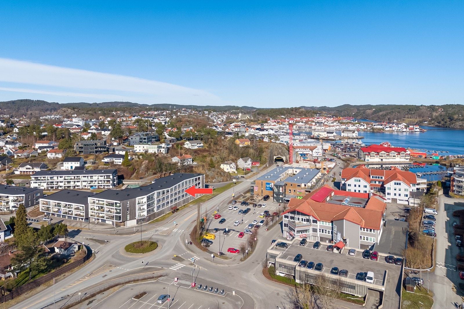 Få minutter til fots eller på sykkel til Oddensenteret, gamle Grimstad sentrum med butikker, spisesteder og kulturopplevelser. Galleribilde