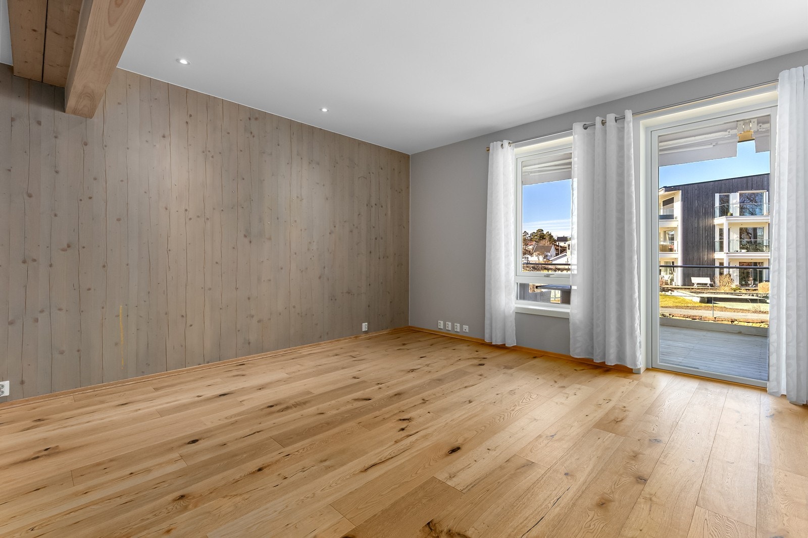 Fra stuen er det utgang til stor veranda. Galleribilde