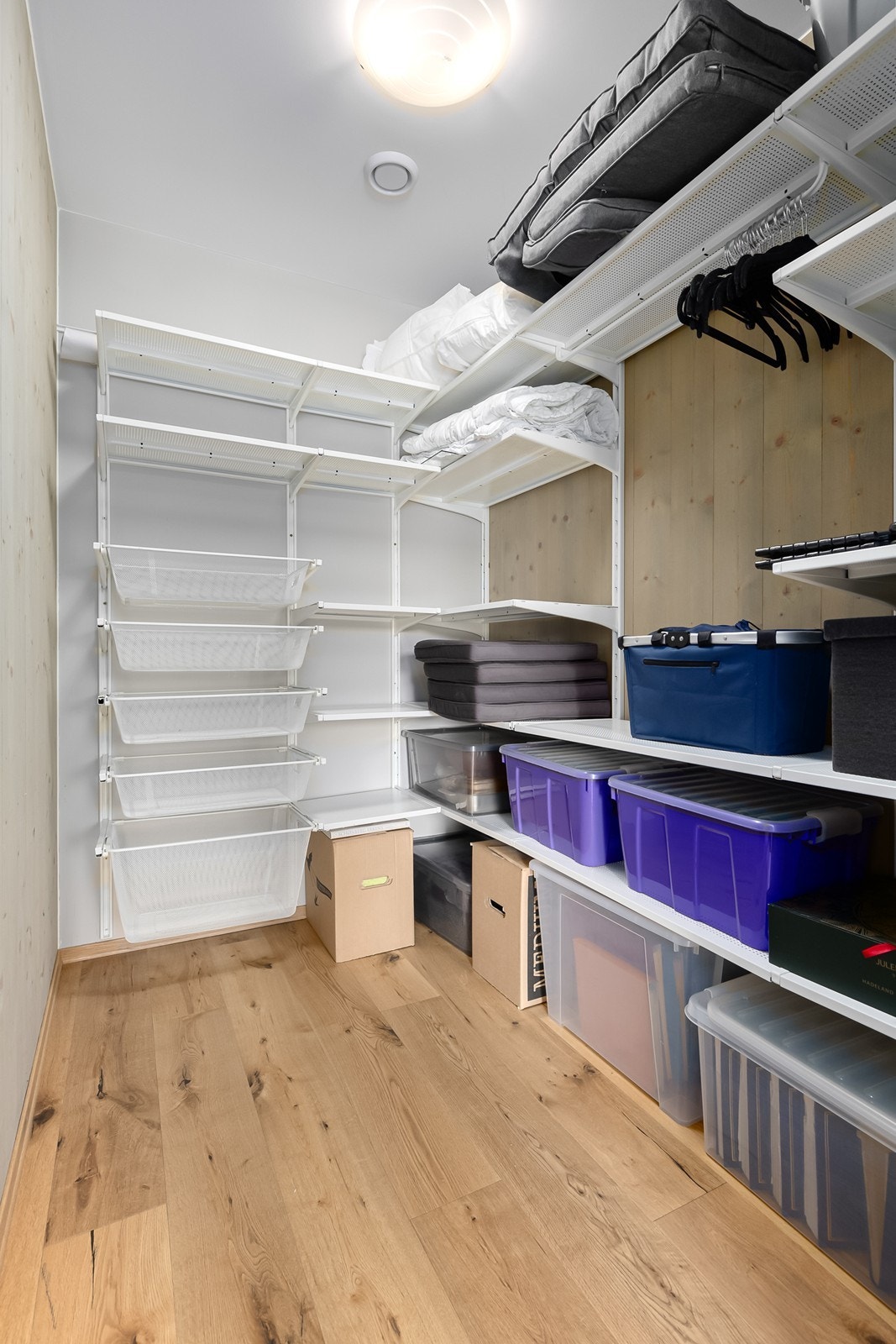 Walk-in closet med direkte adkomst fra hovedsoverommet. Galleribilde