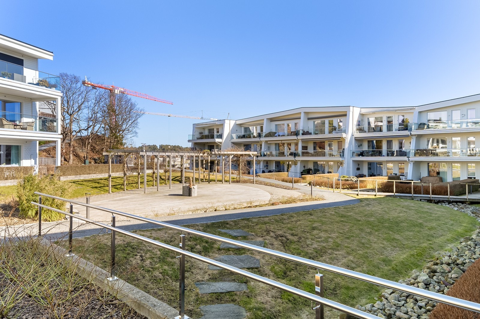 Uteområdet er en parklignende hage opparbeidet med gangstier og lune og skjermede uteplasser i flott beplantede omgivelser. Galleribilde