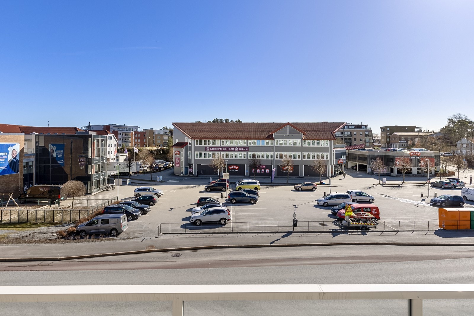 Det er kun en kort spasertur til matbutikker (Meny, Rema 1000 og Extra), legesenter og apotek. Galleribilde
