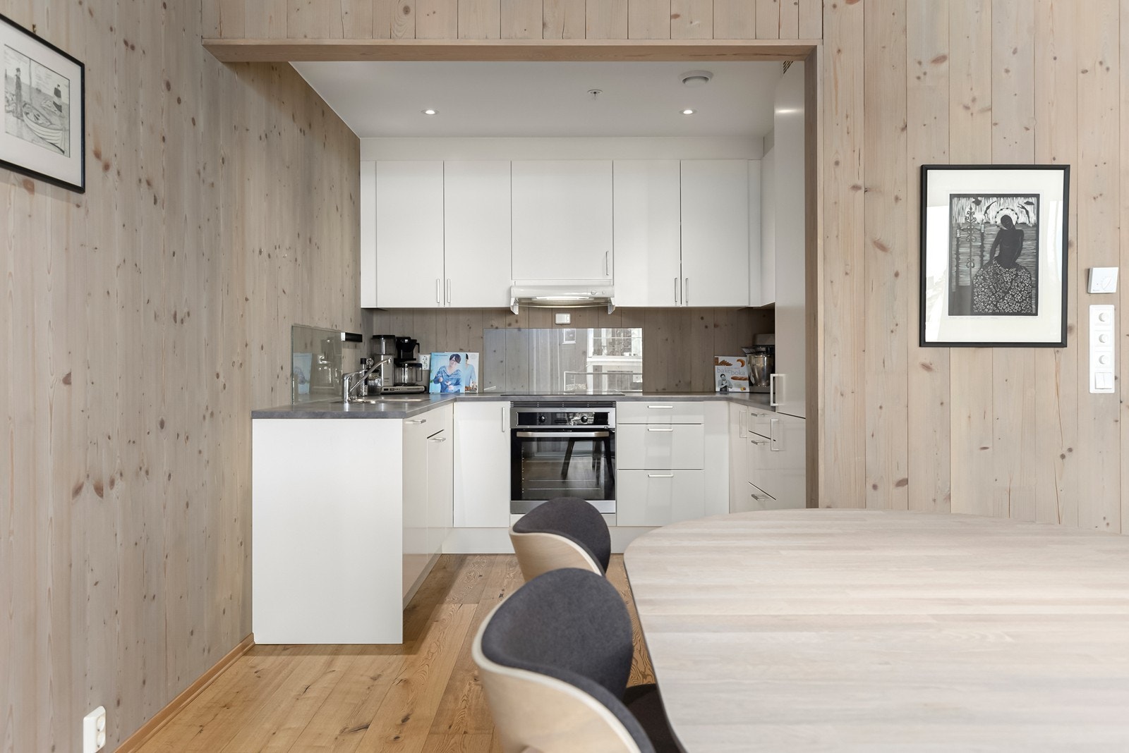Kjøkkeninnredning med trefiberfronter og laminert benkeplate. Galleribilde