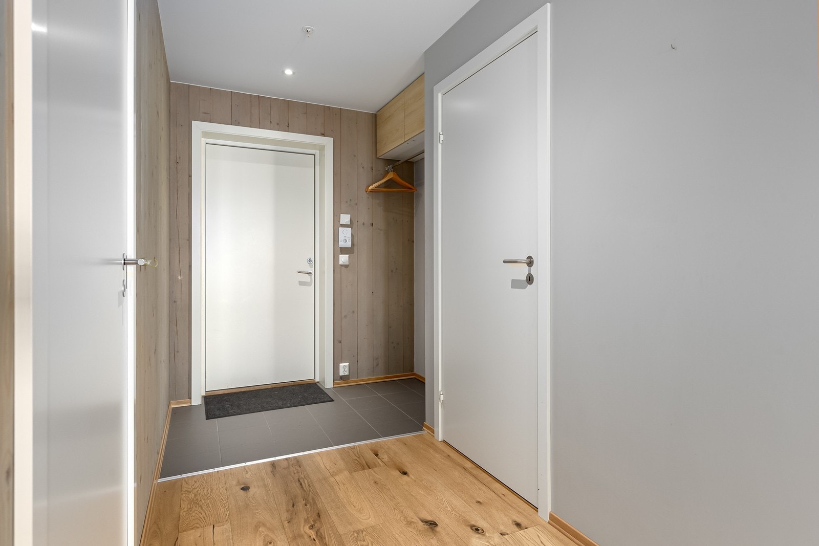 Velkommen inn! Gangen har plass for å henge fra seg yttertøy og sette fra seg sko. Galleribilde