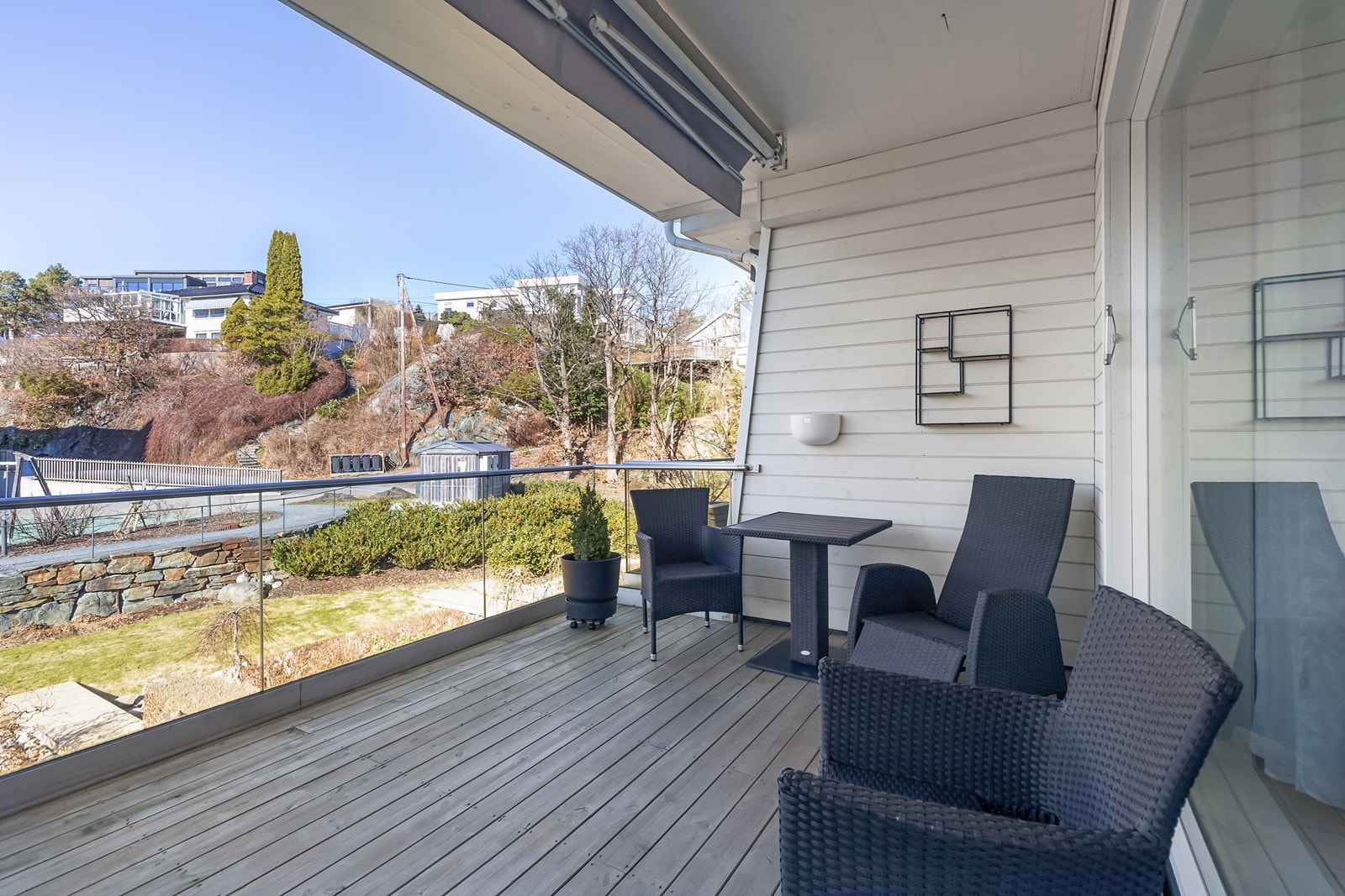 Verandaen er en forlengelse av stuen, perfekt for å ta med måltidene ut på varme sommerdager. Galleribilde