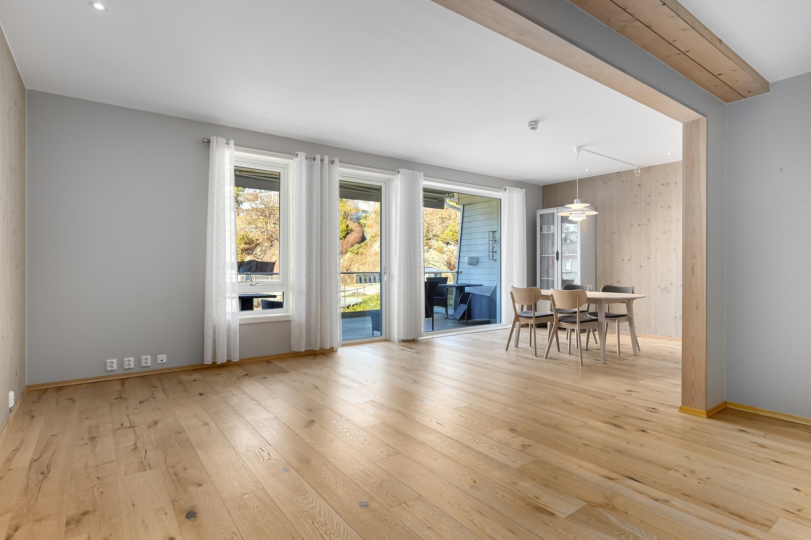 Store vindusflater i stuen, som gjør leiligheten lys og trivelig. Galleribilde