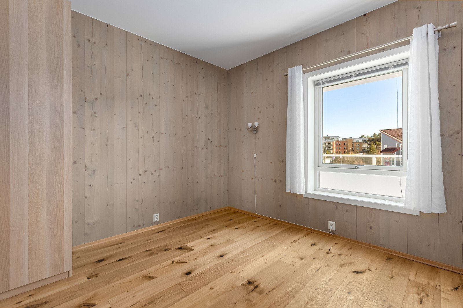 Hovedsoverommet er av god størrelse, med plass for dobbeltseng og garderobeskap. Galleribilde