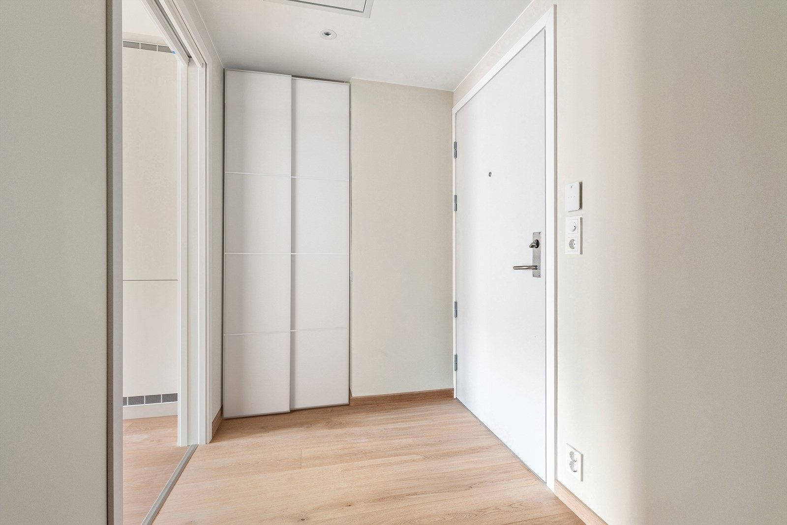 Fin entré m. plass til garderobe, klær og sko. Porttelefon. Skyvedørsgarderobe medfølger ikke. Galleribilde