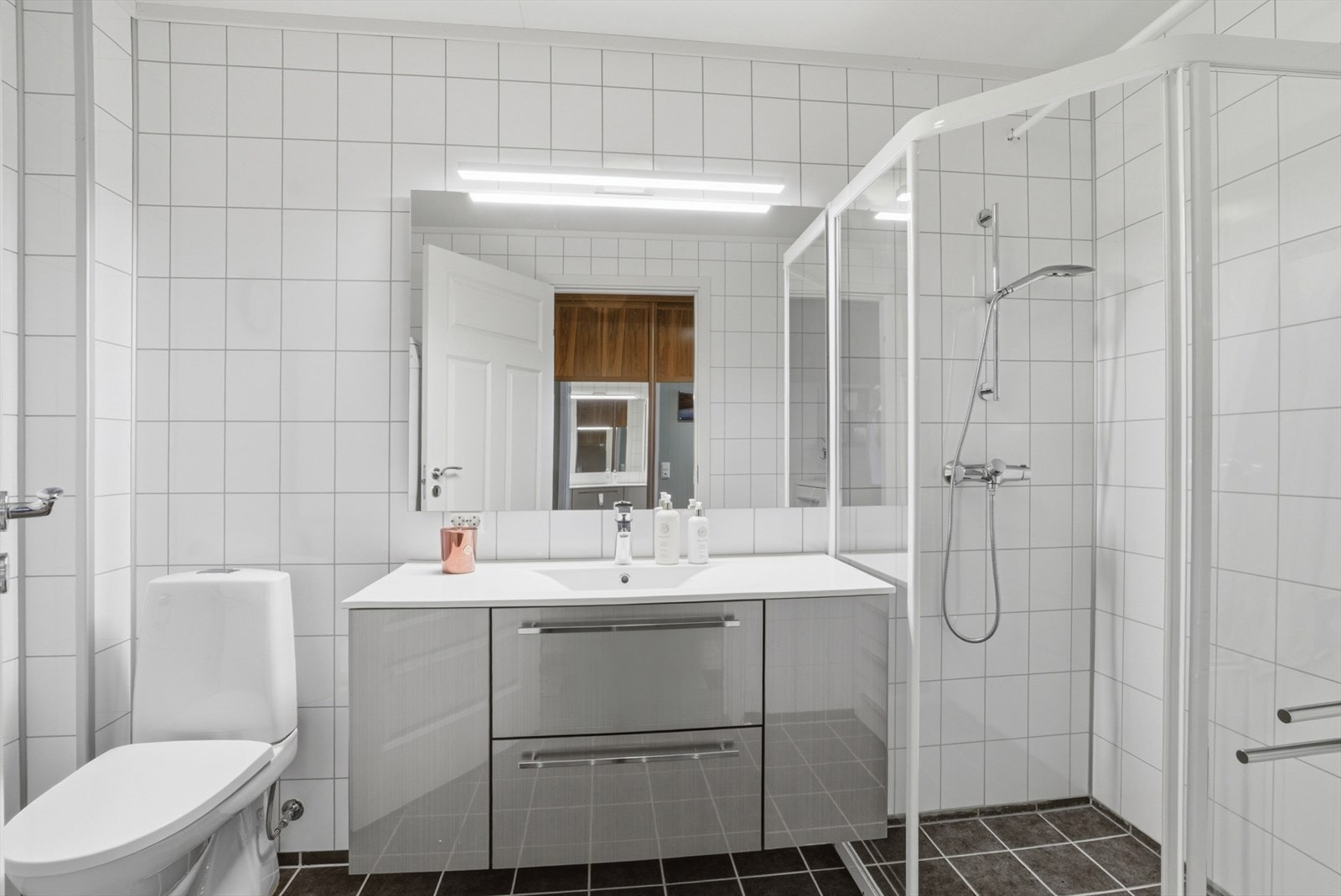 Badet har flislagte overflater og elektriske varmekabler i gulvet. Galleribilde