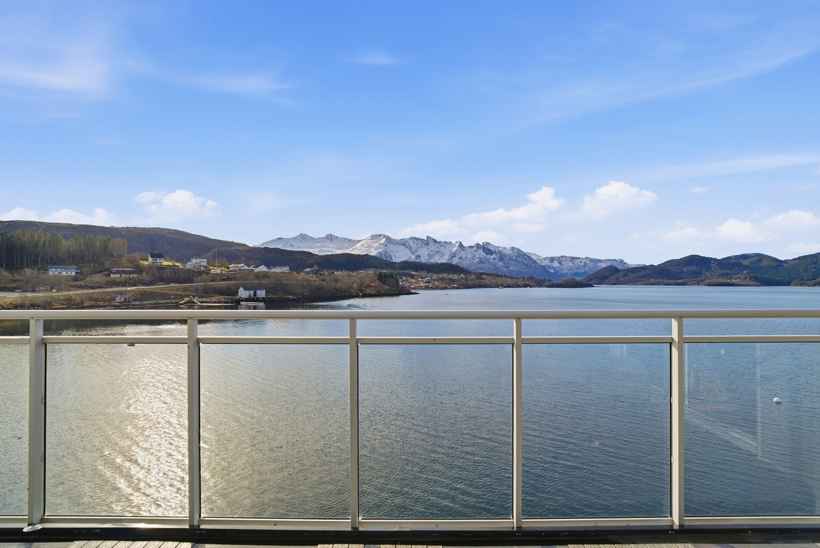 Balkongen byr på vidstrakt utsikt over omkringliggende fjord og fjell. Galleribilde