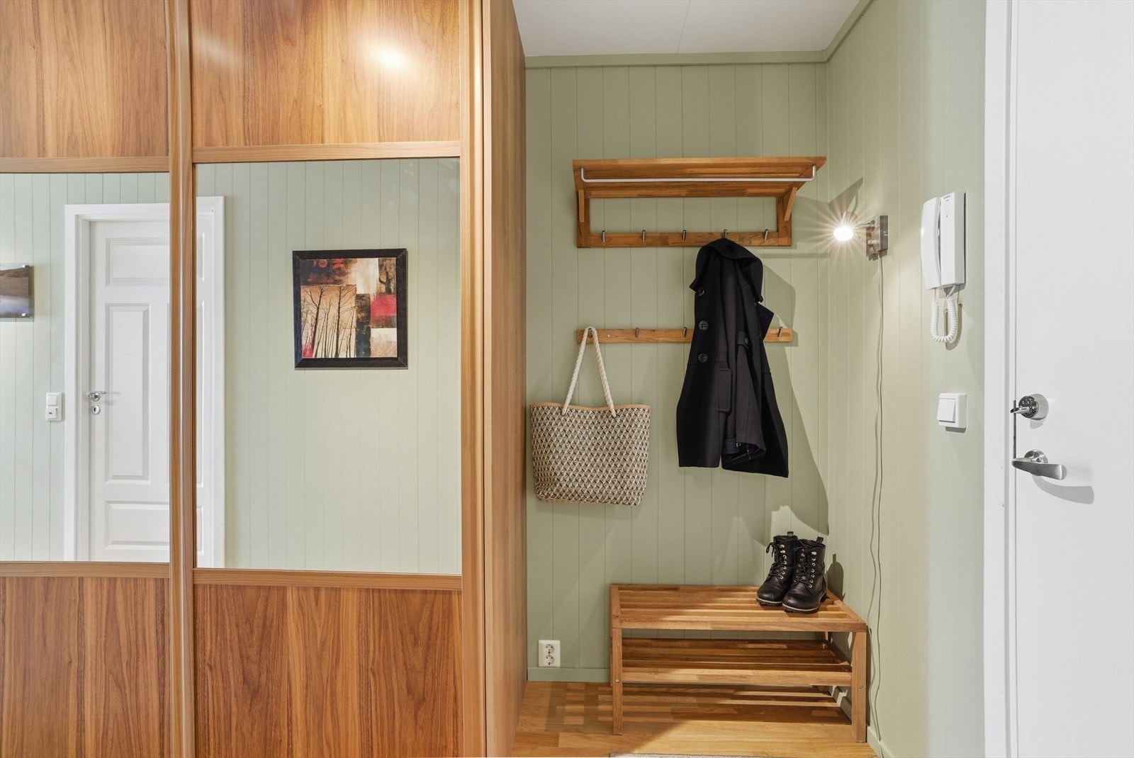Gangen har god plass til yttertøy og sko, med en romslig skyvedørsgarderobe med speilfronter. Galleribilde