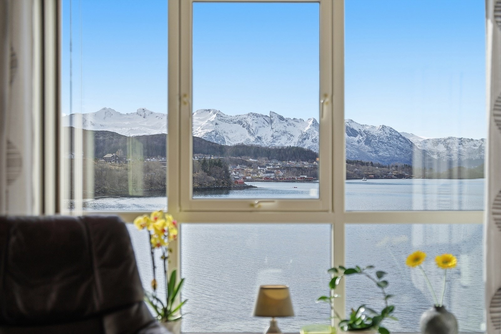 Fra stuevinduet ser du utover fjorden og det omkringliggende kystlandskapet. Galleribilde