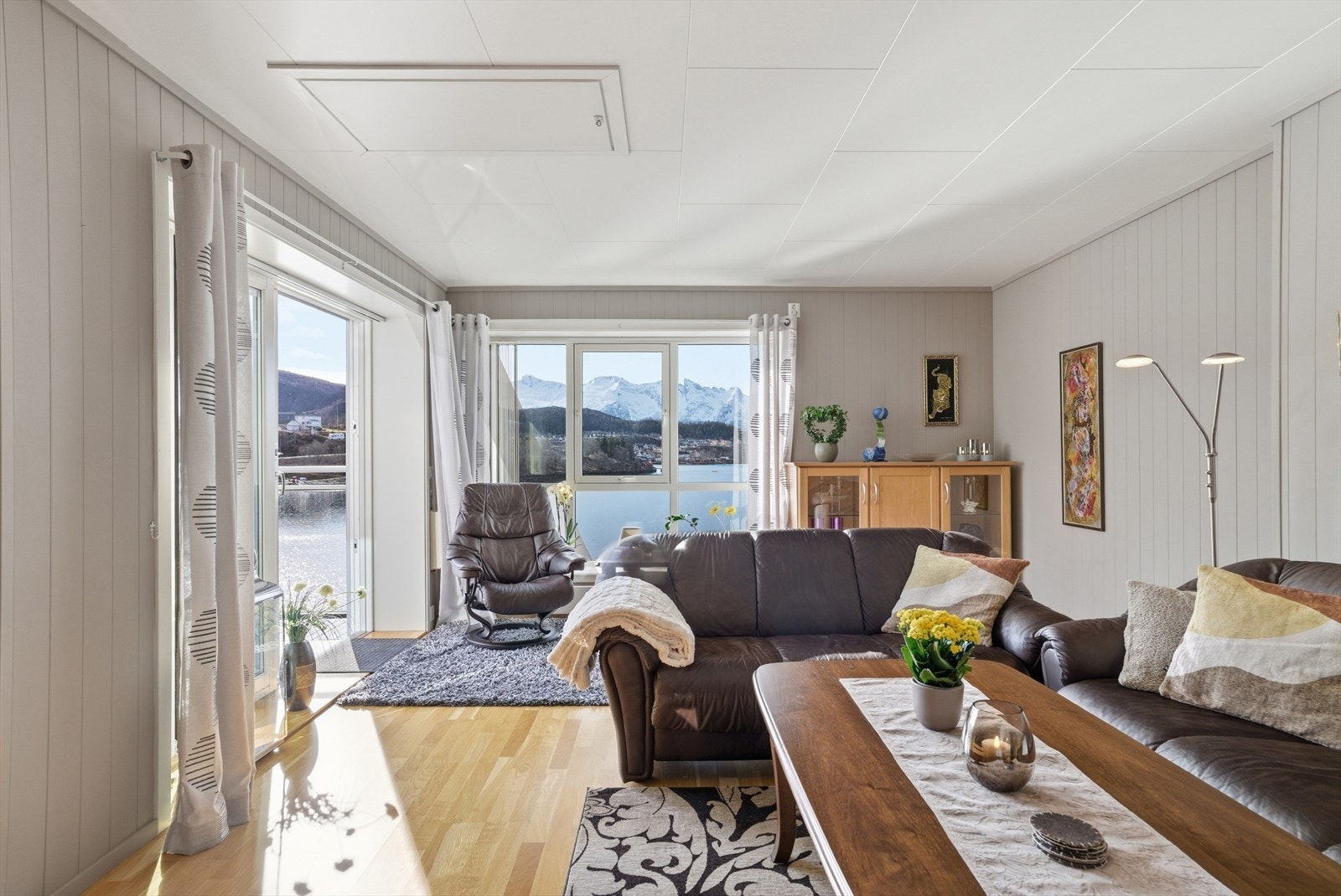 Store vindusflater gir meget godt med naturlig lys inn. Galleribilde