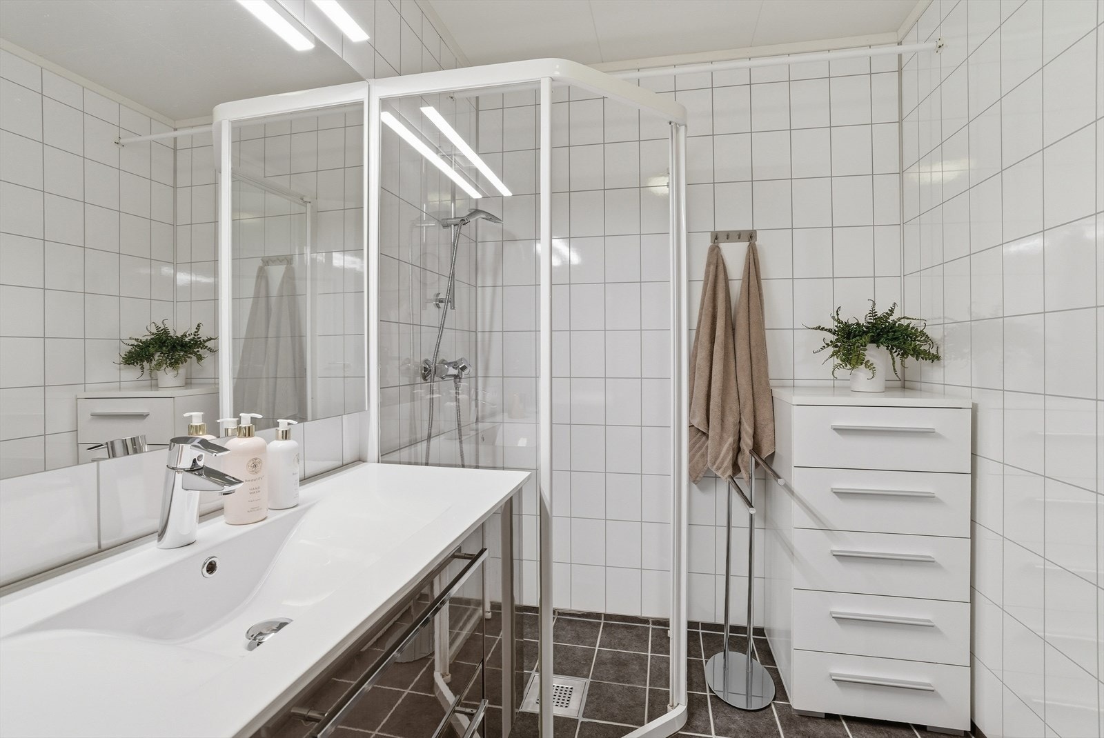 Innredningen består av nedfelt servant, dusjhjørne og gulvmontert toalett. Galleribilde