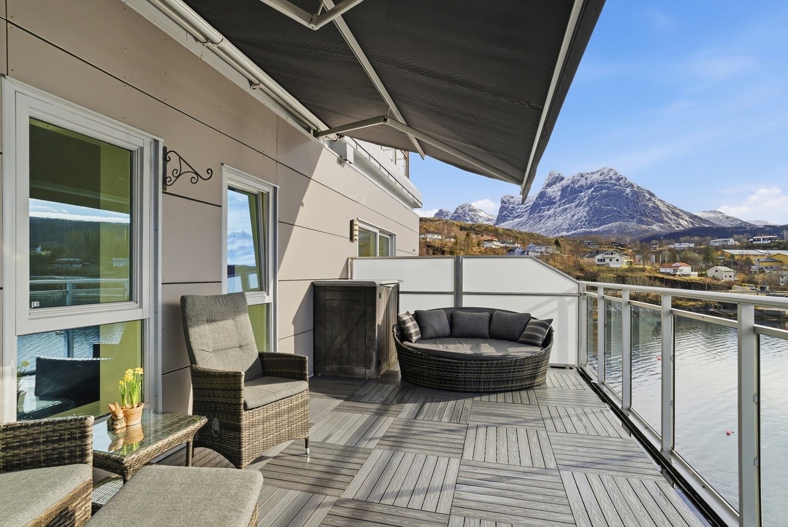 Balkongen har terrassemarkise som skjerming på de solrike dagene, samt en fastmontert terrassevarmer. Galleribilde