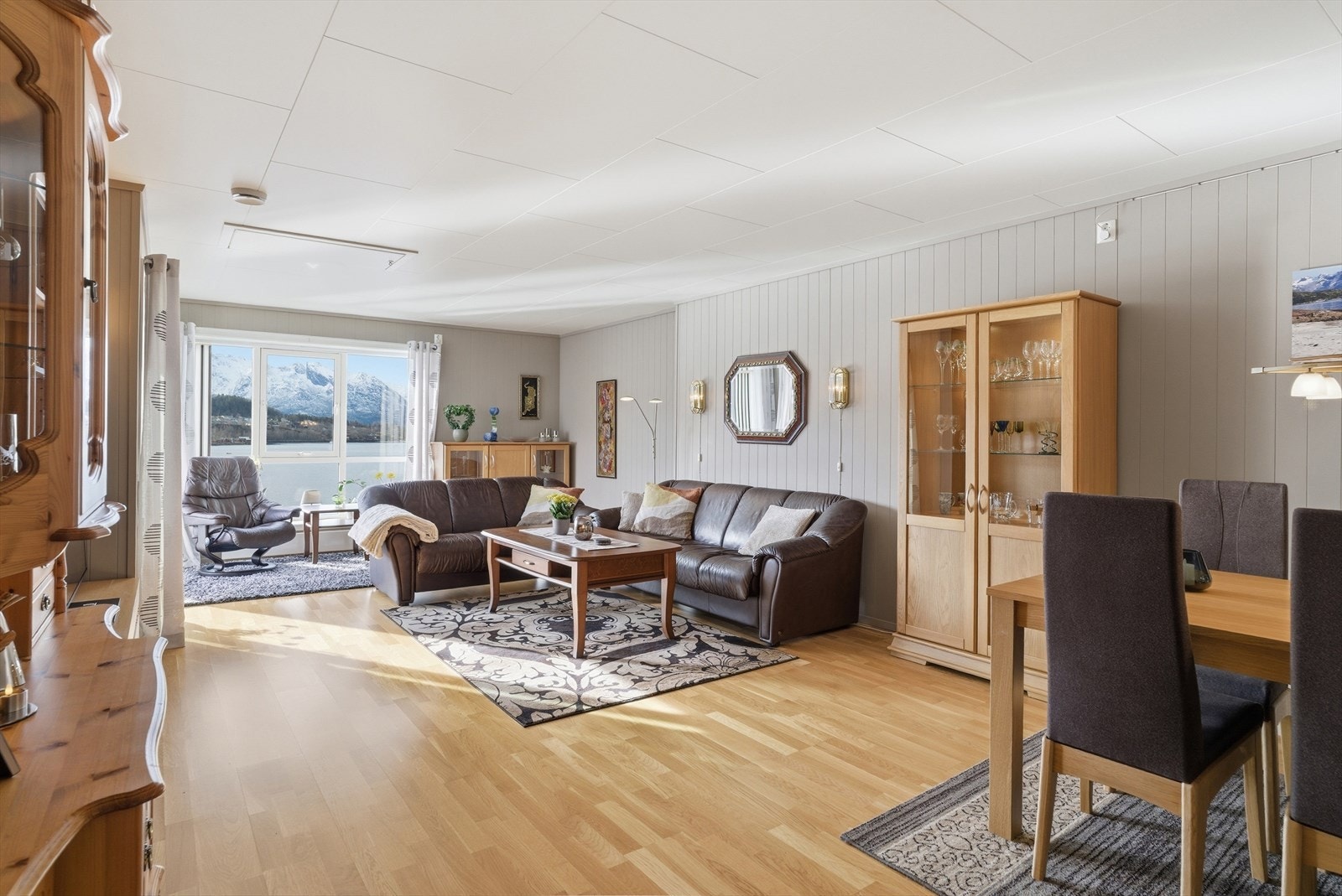 Stuen er romslig med god plass for møblering av både sittegruppe og spisebord, og over stuen ligger en stor lagringshems som bidrar til rikelig med oppbevaringsplass. Galleribilde