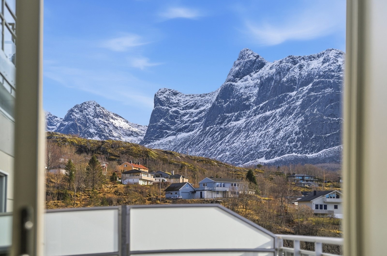 Utsikten fra balkongen er rett mot de omkringliggende fjellene. Galleribilde