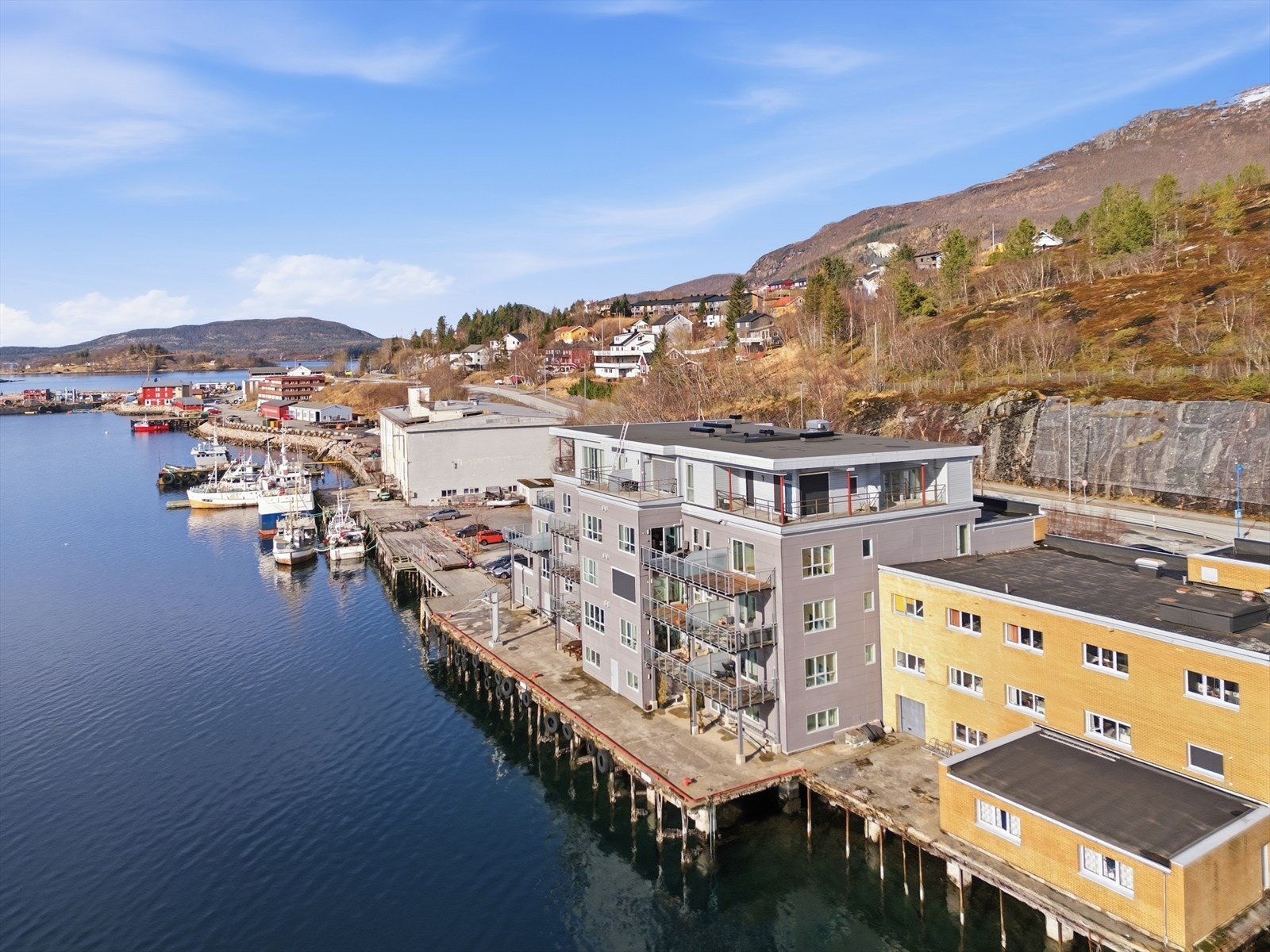 Leilighetsbygget ligger helt i kaikanten på Ørnes. Galleribilde