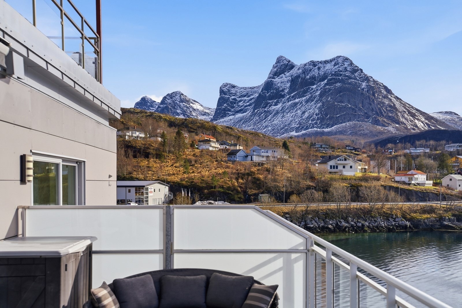 Her kan man følge med på båtlivet og nyte de skiftende årstidene i fjellene. Galleribilde