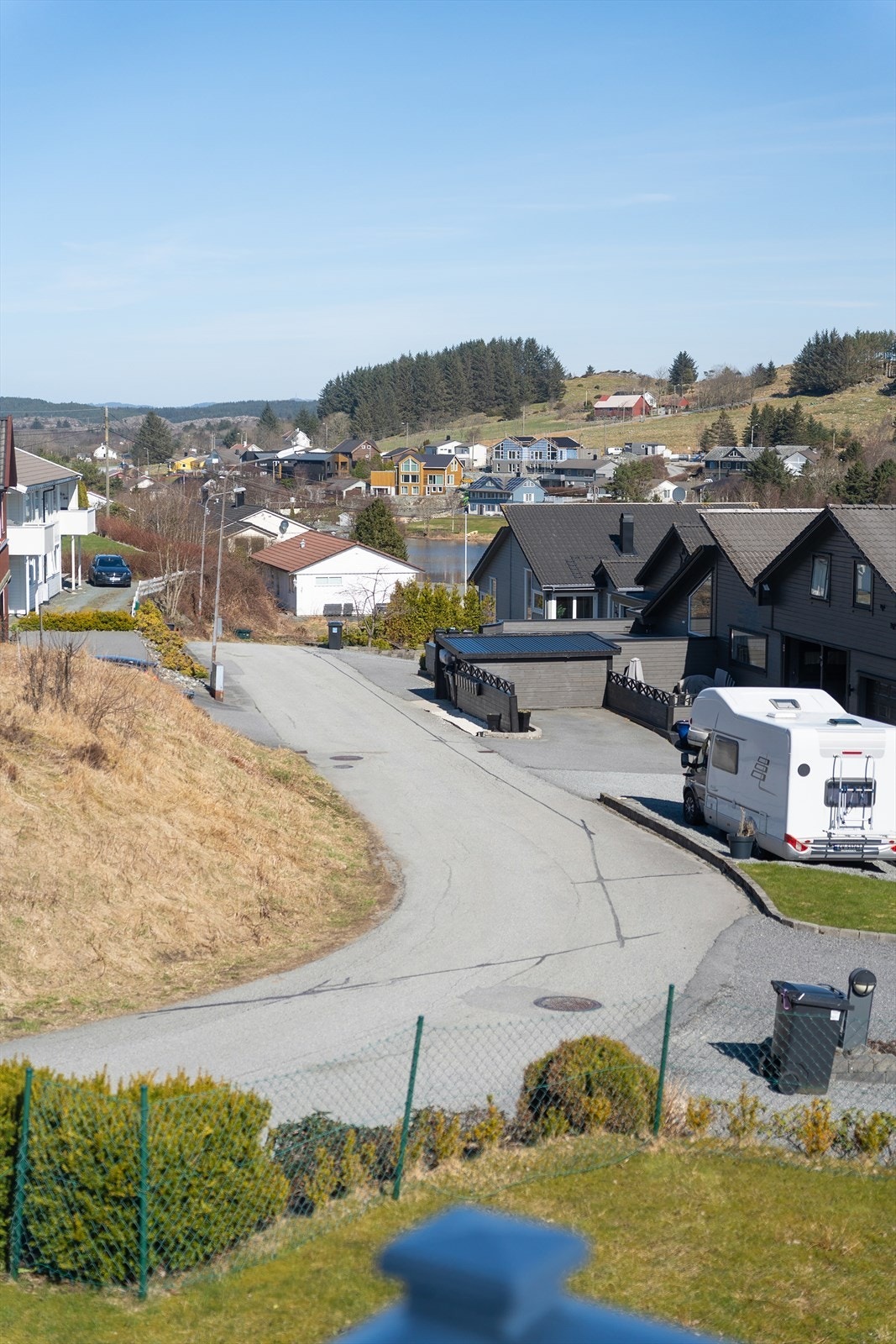 Ved Nordre Brekkevannet, som ligger like i nærheten, er det anlagt badestrand til glede for store og små på varme sommerdager. For øvrig er det kort kjørevei (omlag 6-8 min) til idrettsanlegg, skoler i alle trinn, samt flere barnehager. Galleribilde