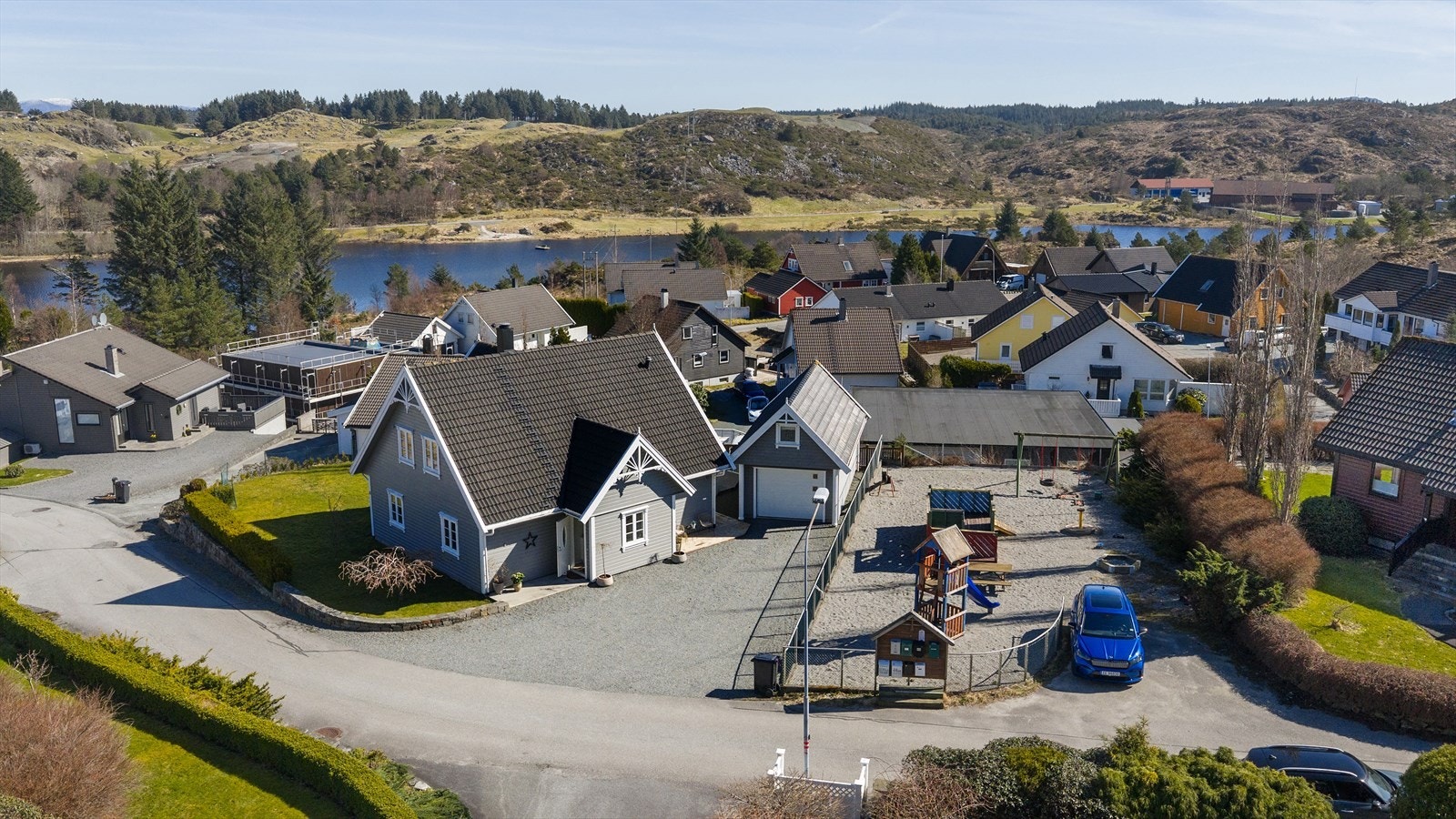 Eiendommen ligger i en blindvei nest innerst i boligfeltet, med flott utsyn mot naturskjønne omgivelser. Galleribilde