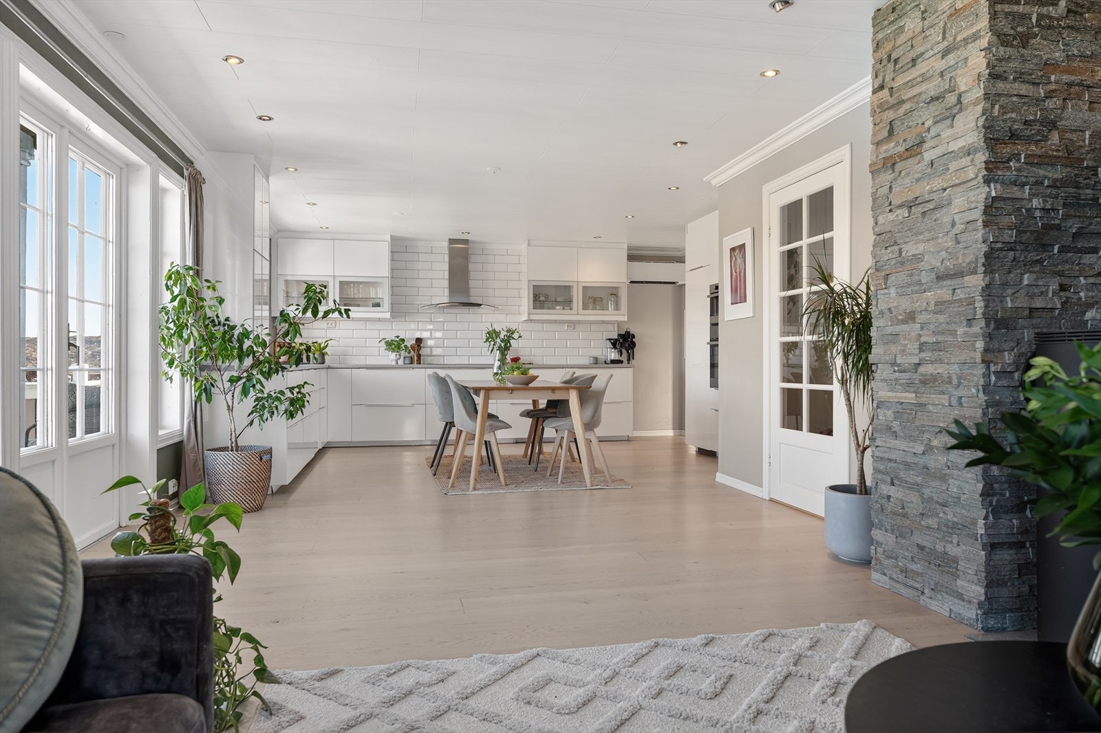 Stig på! Boligen har en smakfull, moderne standard og er holdt i en tidsriktig fargepalett. Luftig stue og kjøkken i åpen løsning skaper en romslig og sosial arena. Galleribilde